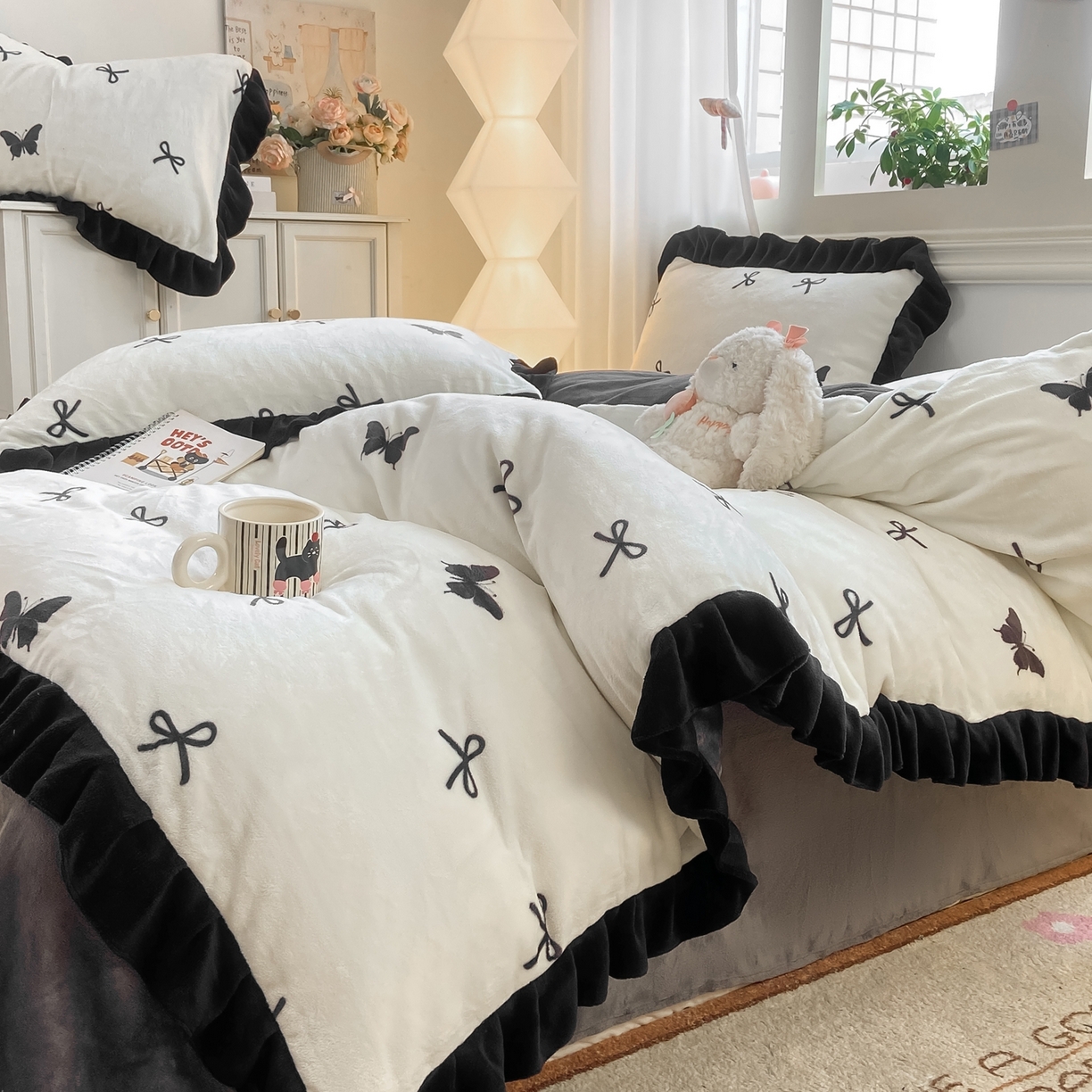 91家纺网 家纺一手货源 找家纺 富之航家纺 2025新款小香风赫本风ins风大牌韩版大花边轻奢牛奶绒四件套 蝶栖