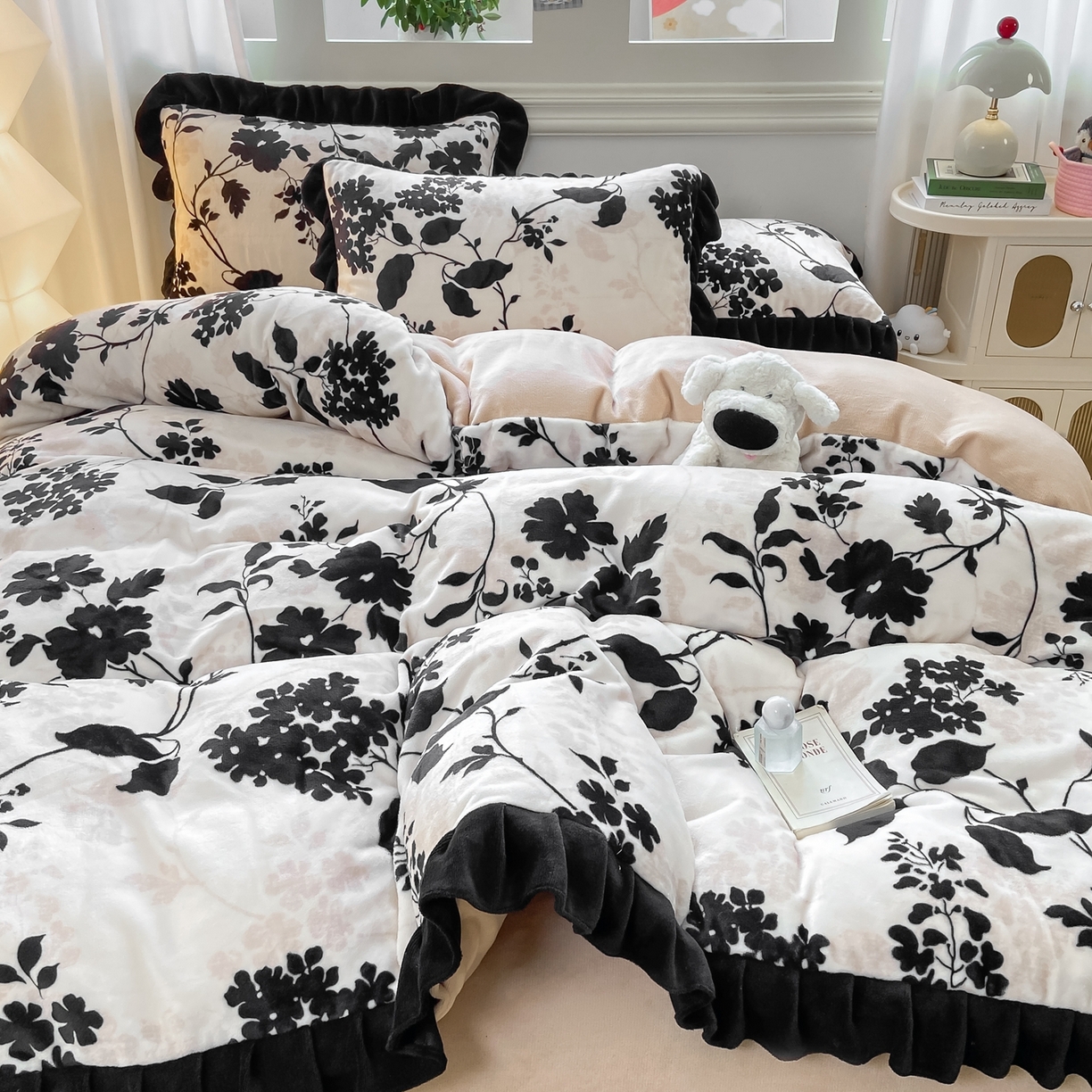 91家纺网 家纺一手货源 找家纺 富之航家纺 2025新款小香风赫本风ins风大牌韩版大花边轻奢牛奶绒四件套 游园-白