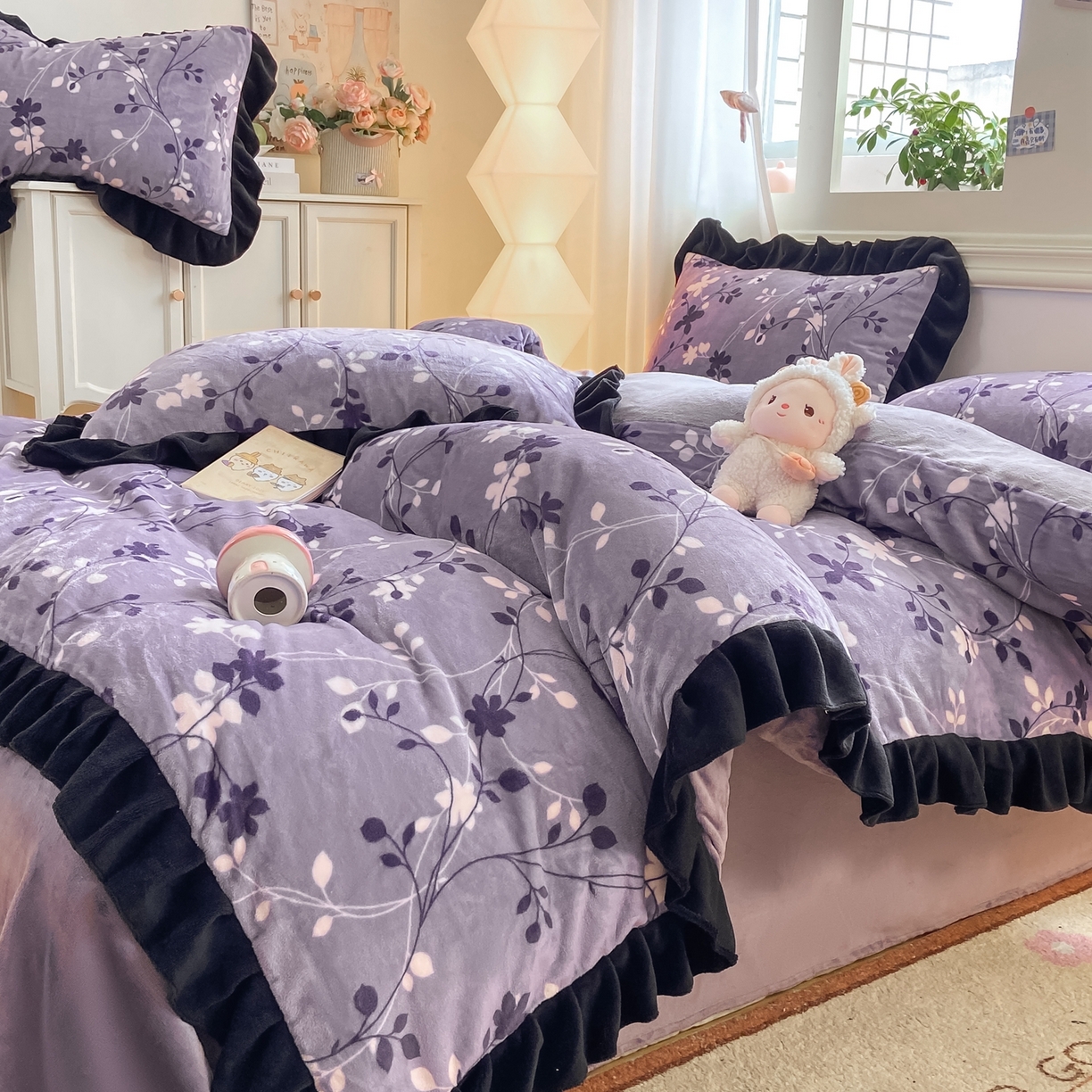 91家纺网 家纺一手货源 找家纺 富之航家纺 2025新款小香风赫本风ins风大牌韩版大花边轻奢牛奶绒四件套 紫萝