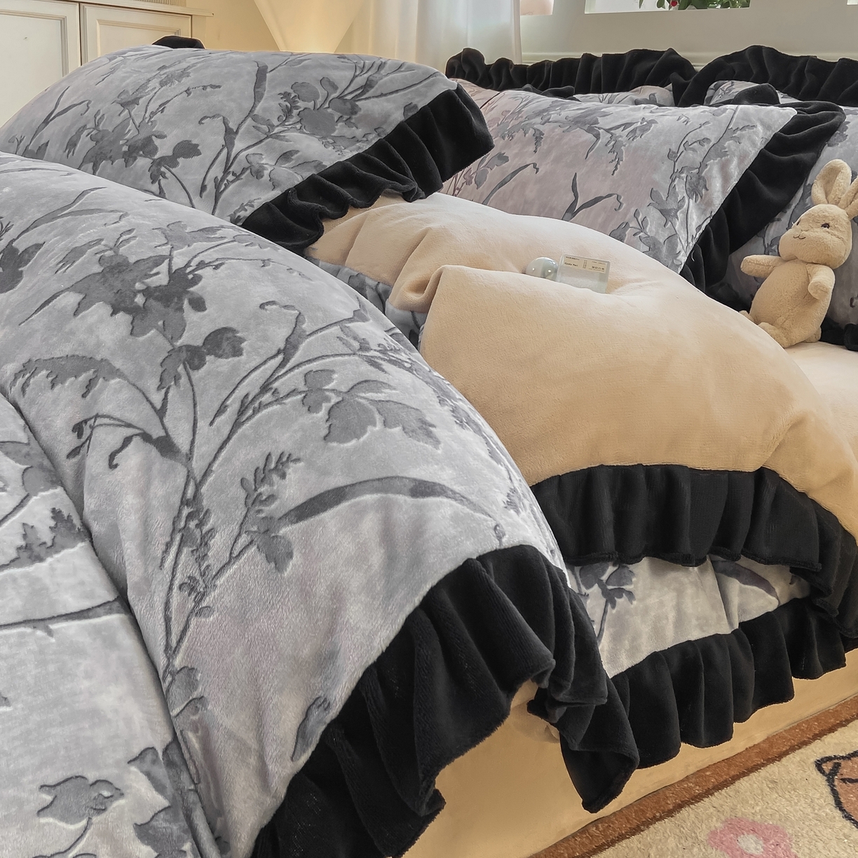 91家纺网 家纺一手货源 找家纺 富之航家纺 2025新款小香风赫本风ins风大牌韩版大花边轻奢牛奶绒四件套 眠语