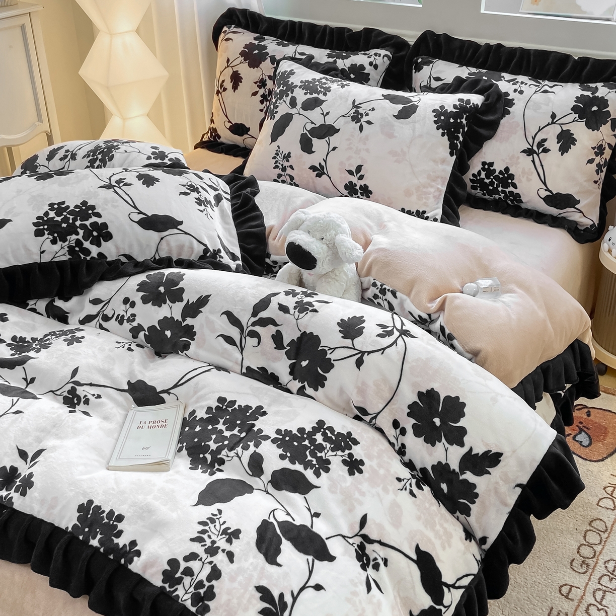 91家纺网 家纺一手货源 找家纺 富之航家纺 2025新款小香风赫本风ins风大牌韩版大花边轻奢牛奶绒四件套 游园-白