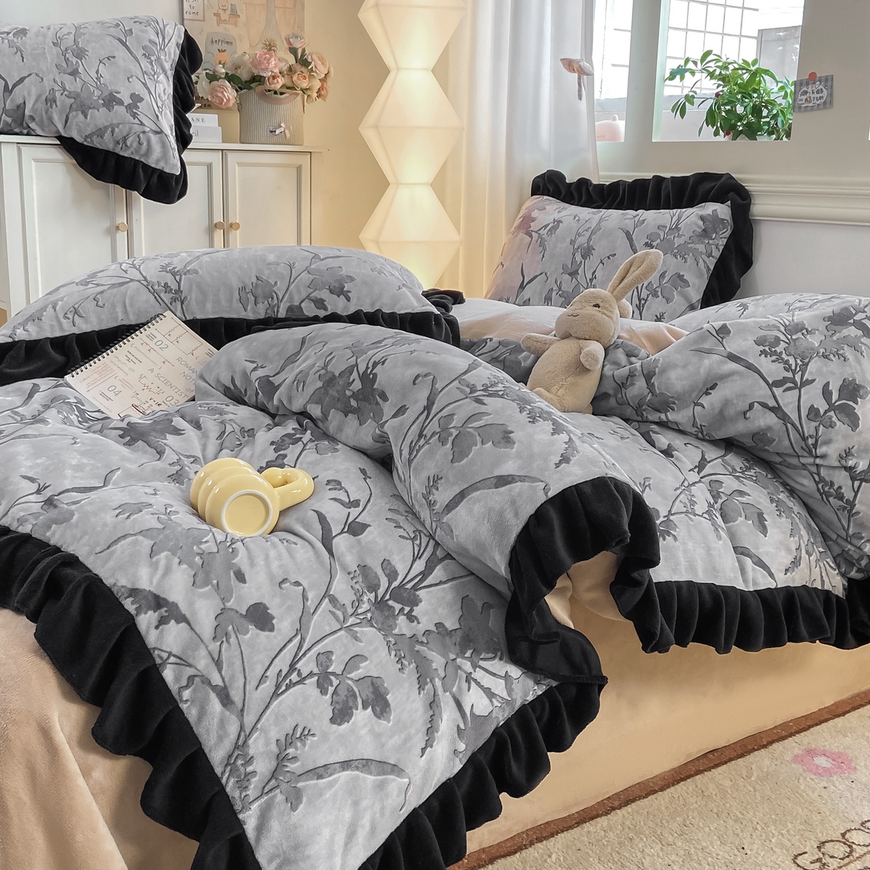 91家纺网 家纺一手货源 找家纺 富之航家纺 2025新款小香风赫本风ins风大牌韩版大花边轻奢牛奶绒四件套 眠语