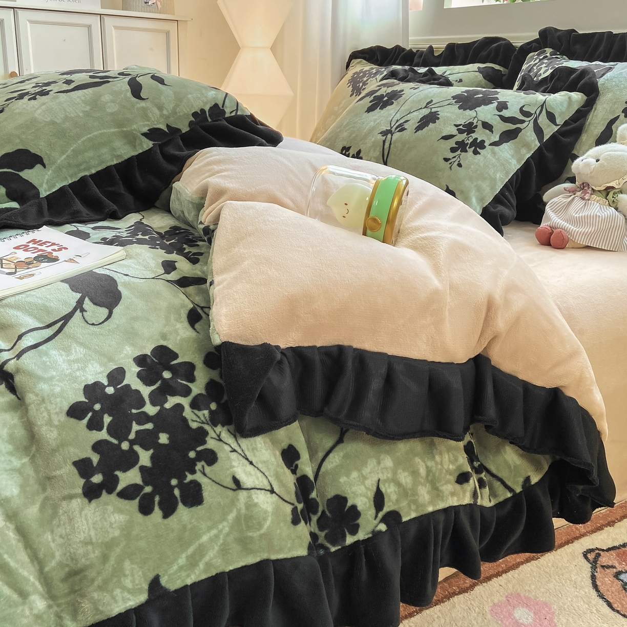 91家纺网 家纺一手货源 找家纺 富之航家纺 2025新款小香风赫本风ins风大牌韩版大花边轻奢牛奶绒四件套 游园-绿