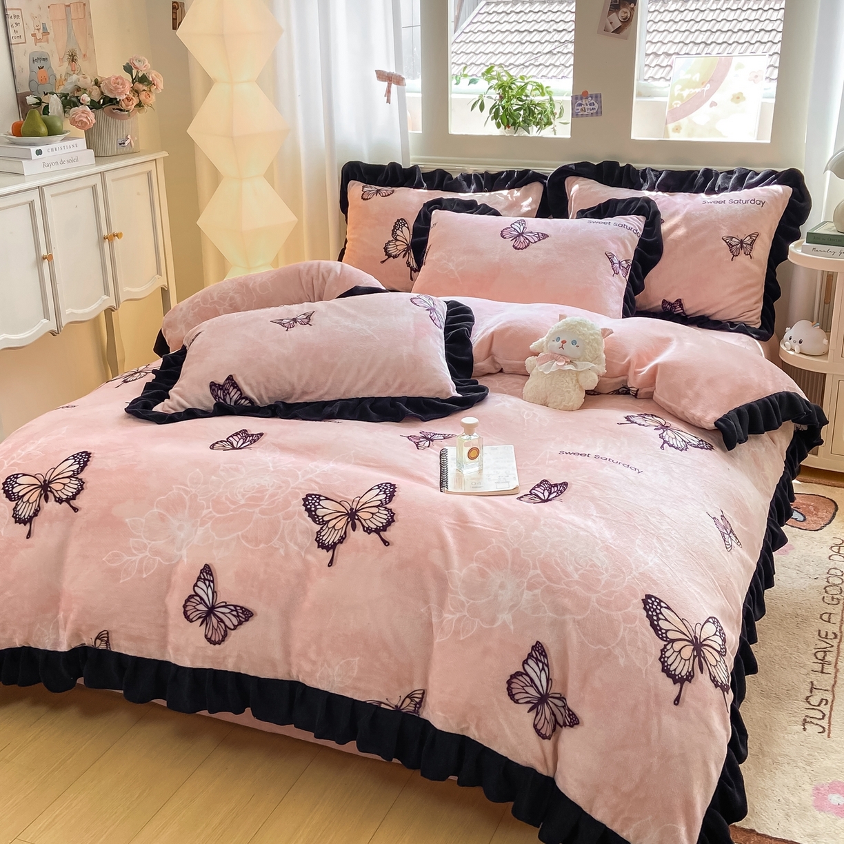 91家纺网 家纺一手货源 找家纺 （总）富之航家纺 2025新款小香风赫本风ins风大牌韩版大花边轻奢牛奶绒四件套