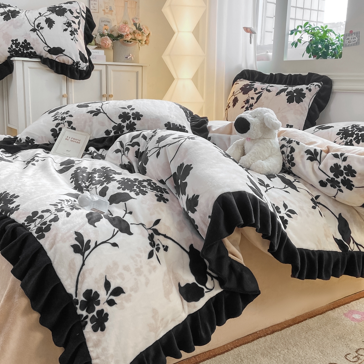 91家纺网 家纺一手货源 找家纺 富之航家纺 2025新款小香风赫本风ins风大牌韩版大花边轻奢牛奶绒四件套 游园-白