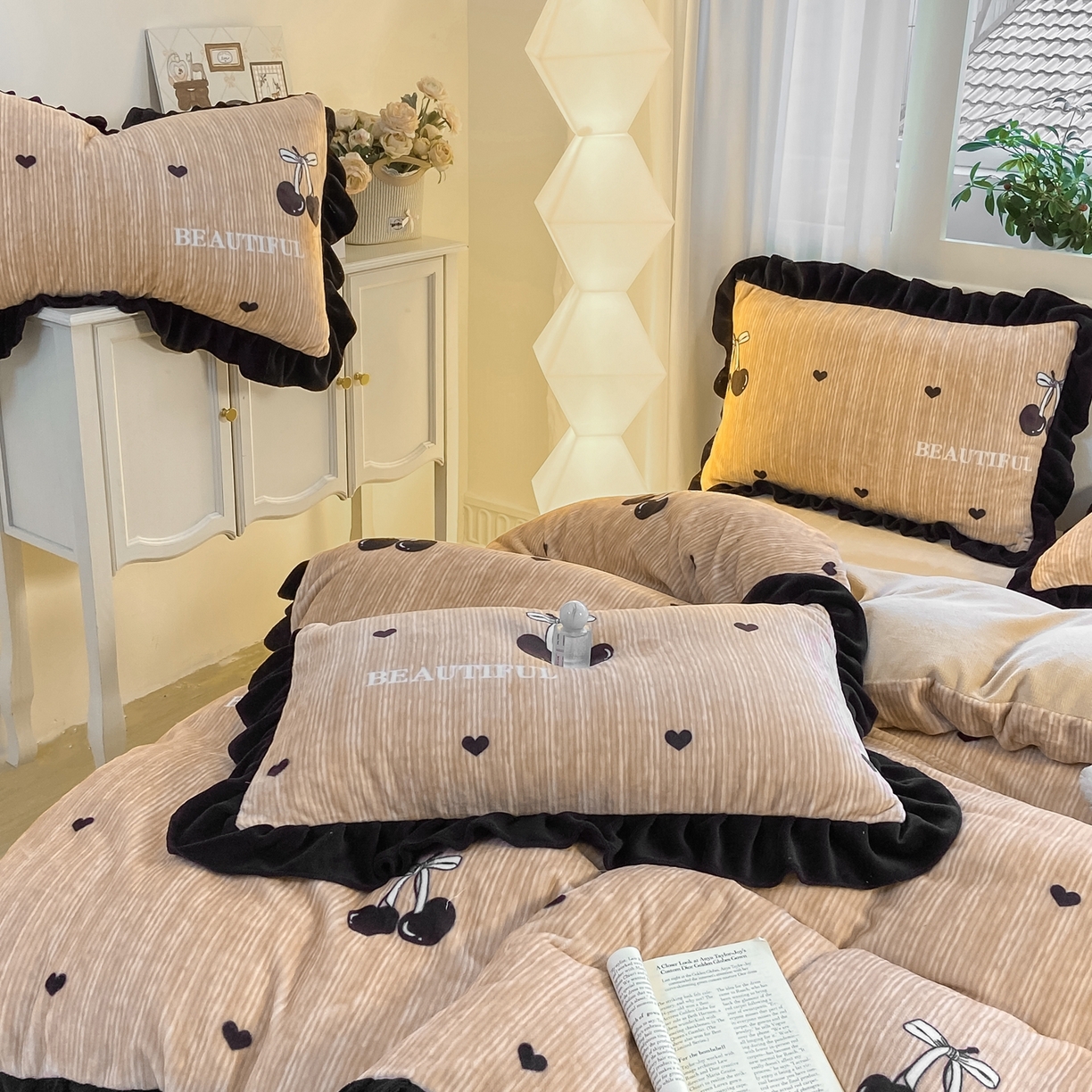 91家纺网 家纺一手货源 找家纺 富之航家纺 2025新款小香风赫本风ins风大牌韩版大花边轻奢牛奶绒四件套 楼桃