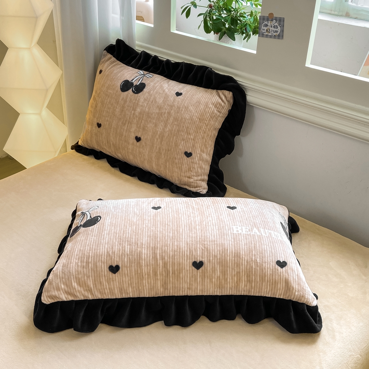 91家纺网 家纺一手货源 找家纺 富之航家纺 2025新款小香风赫本风ins风大牌韩版大花边轻奢牛奶绒四件套 楼桃