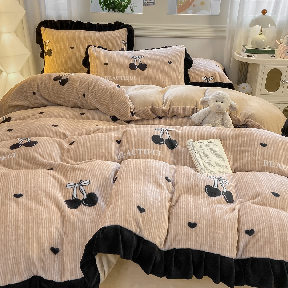 91家纺网 家纺一手货源 找家纺 富之航家纺 2025新款小香风赫本风ins风大牌韩版大花边轻奢牛奶绒四件套 楼桃