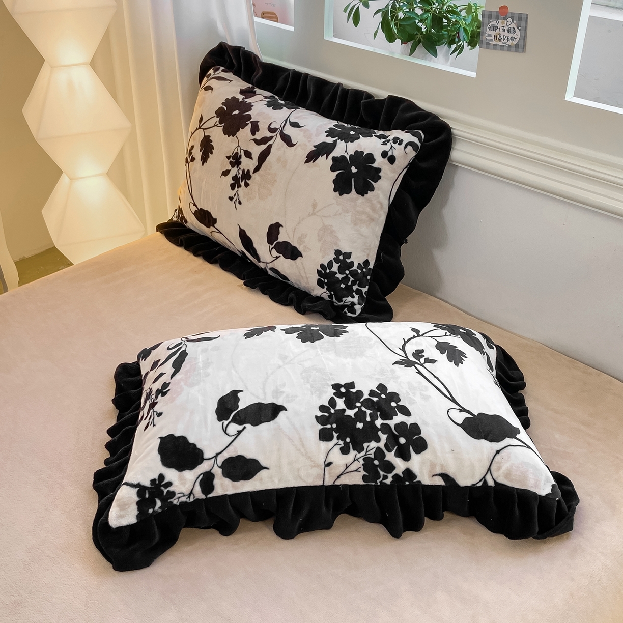 91家纺网 家纺一手货源 找家纺 富之航家纺 2025新款小香风赫本风ins风大牌韩版大花边轻奢牛奶绒四件套 游园-白