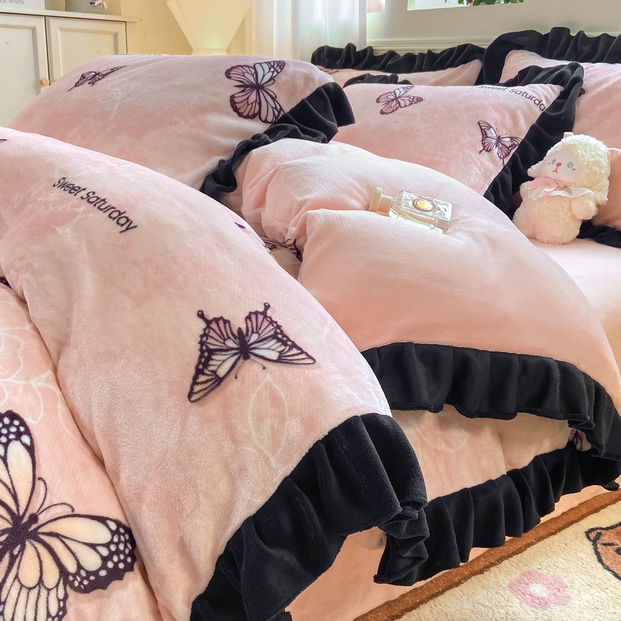 91家纺网 家纺一手货源 找家纺 （总）富之航家纺 2025新款小香风赫本风ins风大牌韩版大花边轻奢牛奶绒四件套