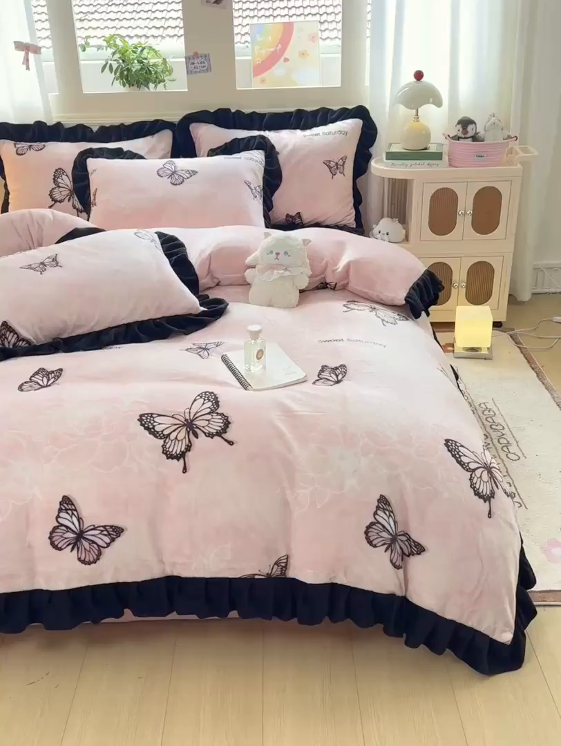 91家纺网 家纺一手货源 找家纺 富之航家纺 2025新款小香风赫本风ins风大牌韩版大花边轻奢牛奶绒四件套 蝶恋花