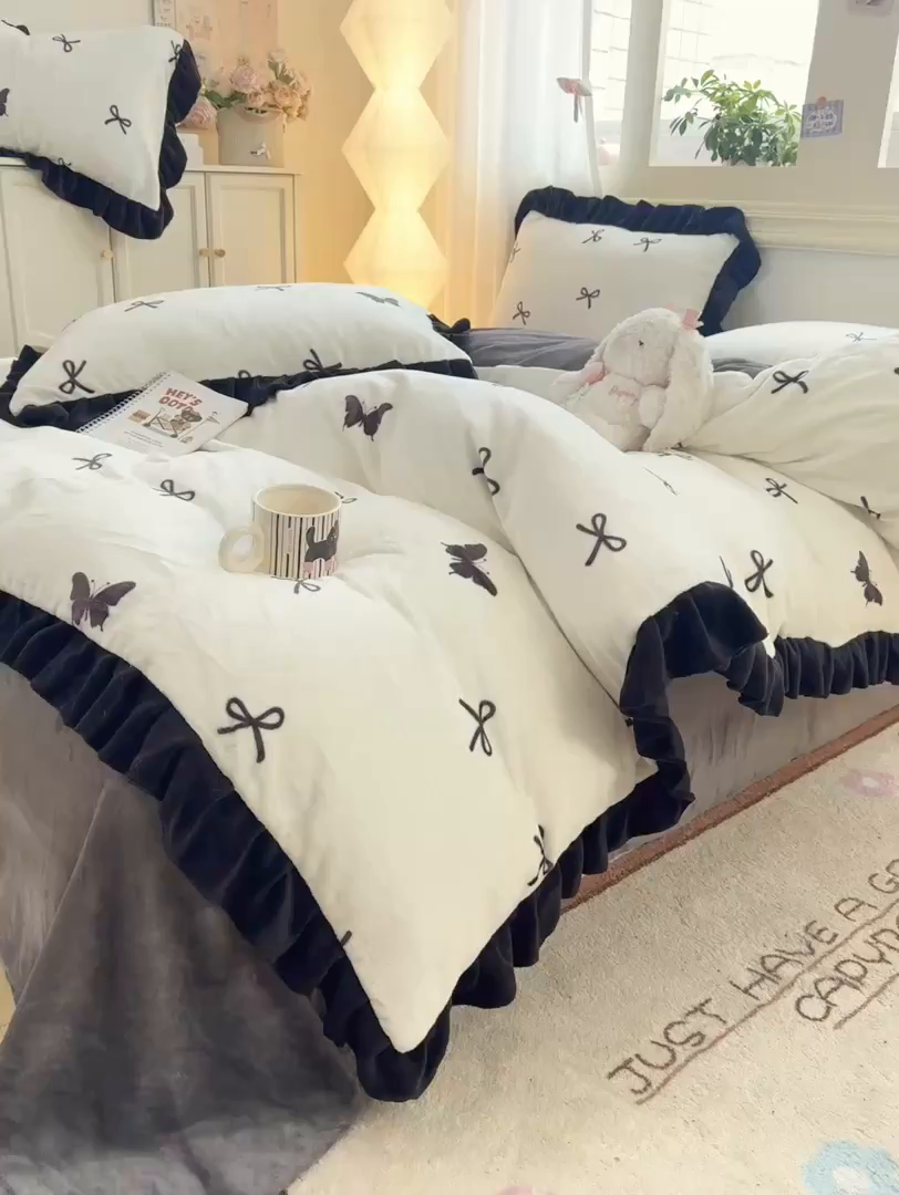 91家纺网 家纺一手货源 找家纺 富之航家纺 2025新款小香风赫本风ins风大牌韩版大花边轻奢牛奶绒四件套 蝶栖