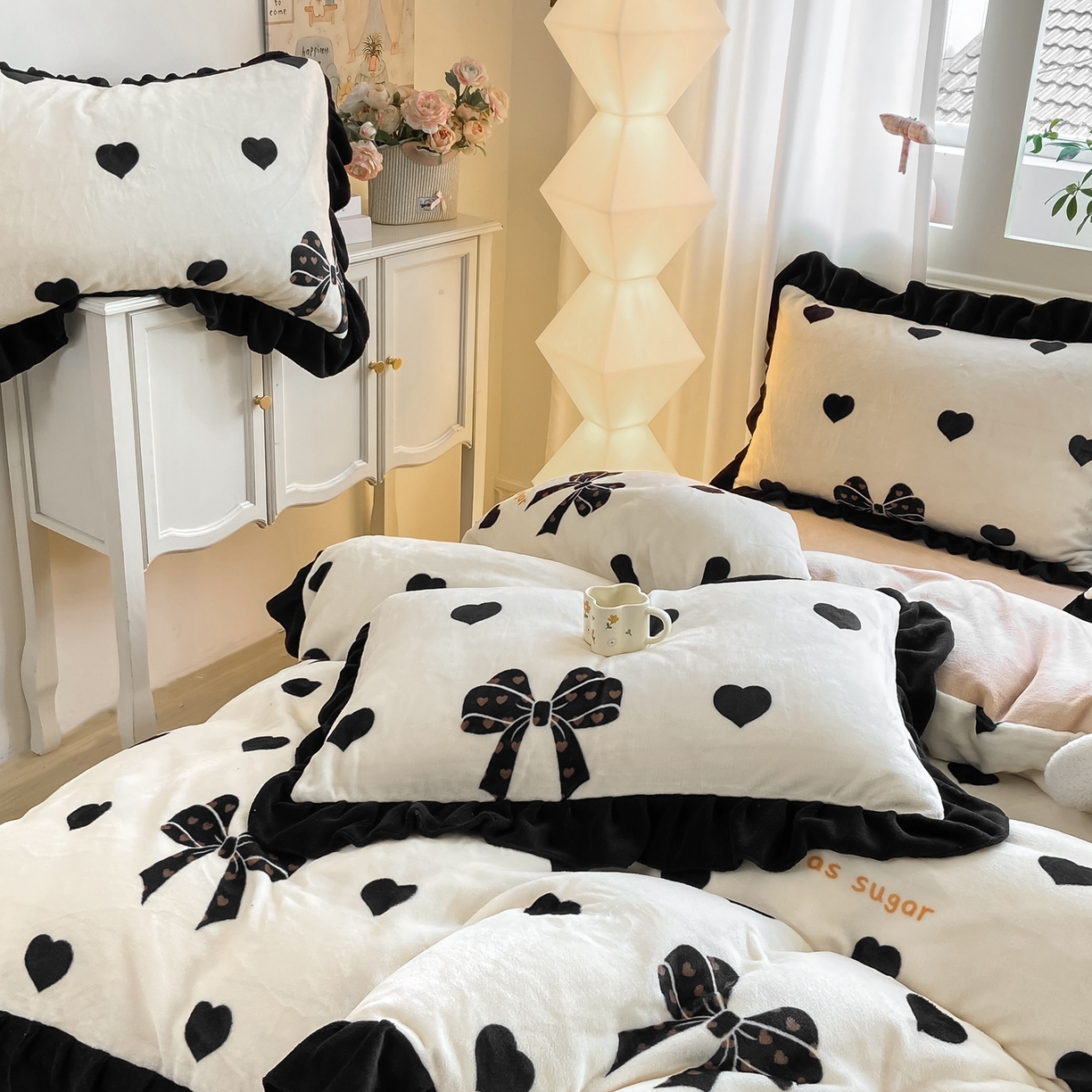 91家纺网 家纺一手货源 找家纺 富之航家纺 2025新款小香风赫本风ins风大牌韩版大花边轻奢牛奶绒四件套 黑糖