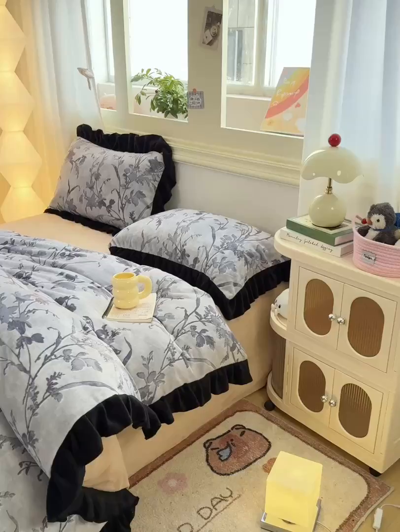 91家纺网 家纺一手货源 找家纺 富之航家纺 2025新款小香风赫本风ins风大牌韩版大花边轻奢牛奶绒四件套 眠语