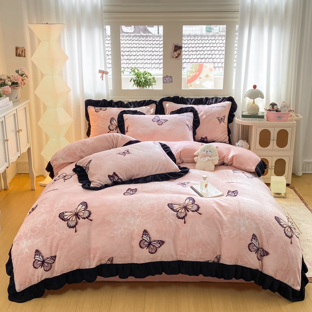 91家纺网 家纺一手货源 找家纺 （总）富之航家纺 2025新款小香风赫本风ins风大牌韩版大花边轻奢牛奶绒四件套