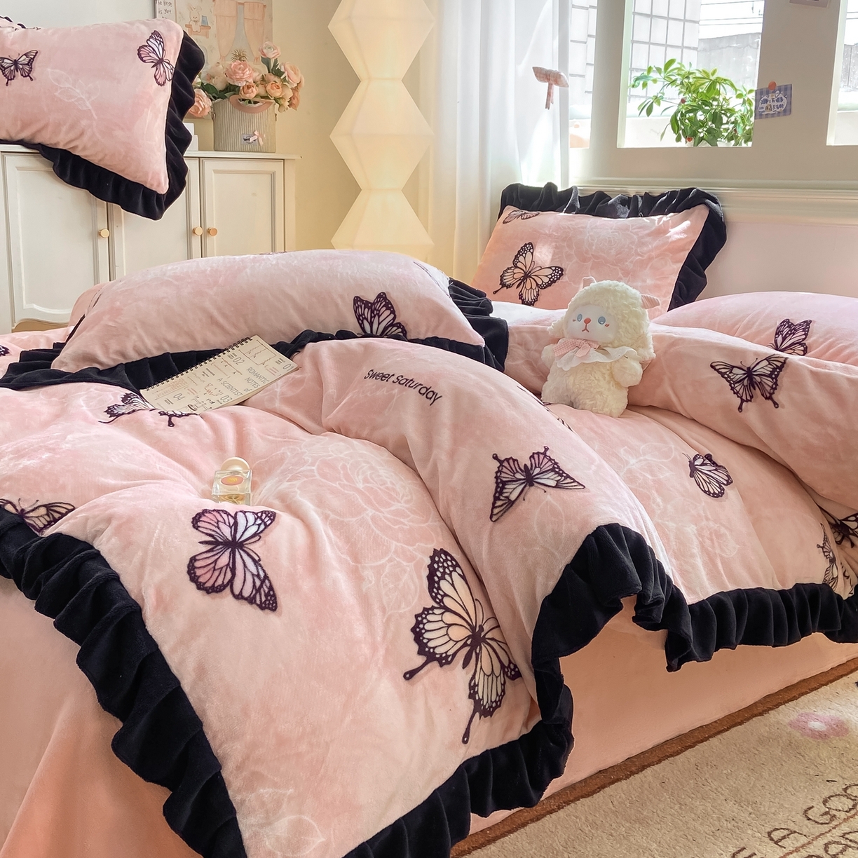 91家纺网 家纺一手货源 找家纺 富之航家纺 2025新款小香风赫本风ins风大牌韩版大花边轻奢牛奶绒四件套 蝶恋花