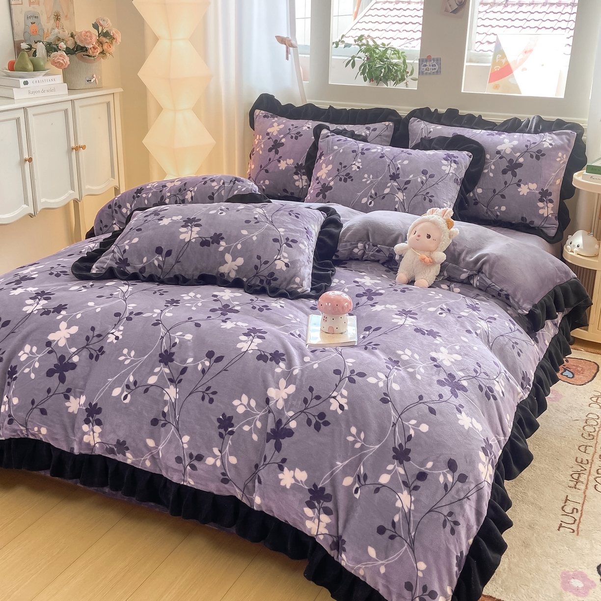 91家纺网 家纺一手货源 找家纺 富之航家纺 2025新款小香风赫本风ins风大牌韩版大花边轻奢牛奶绒四件套 紫萝