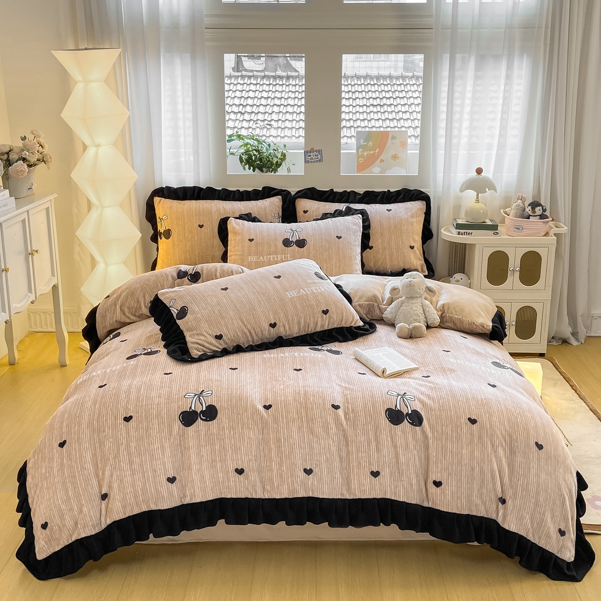 91家纺网 家纺一手货源 找家纺 富之航家纺 2025新款小香风赫本风ins风大牌韩版大花边轻奢牛奶绒四件套 楼桃