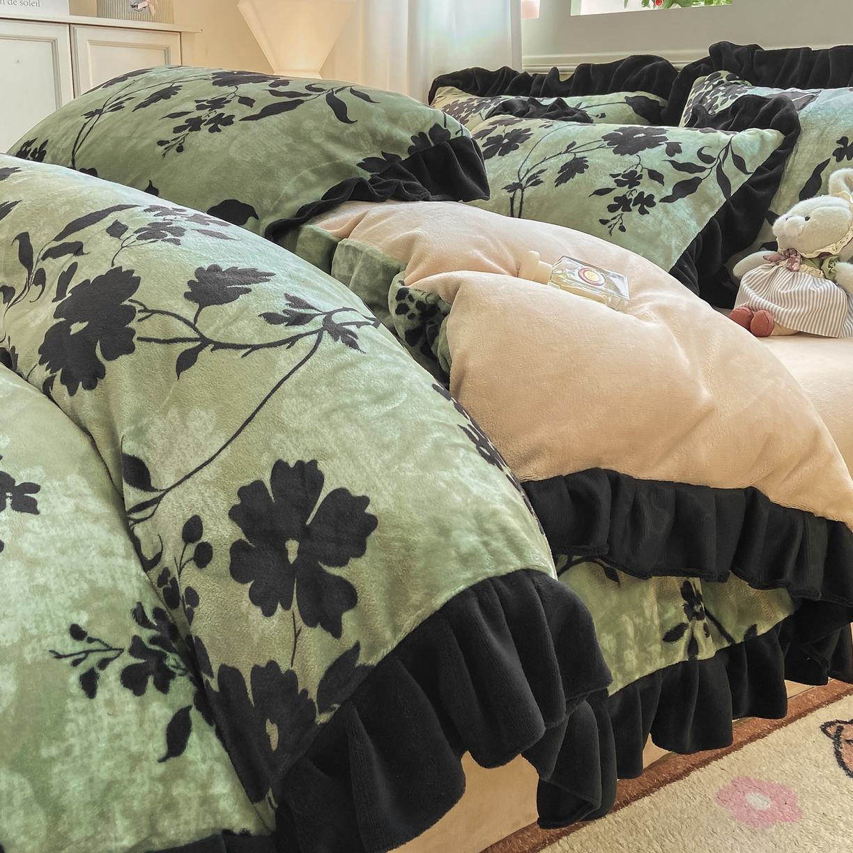 91家纺网 家纺一手货源 找家纺 富之航家纺 2025新款小香风赫本风ins风大牌韩版大花边轻奢牛奶绒四件套 游园-绿