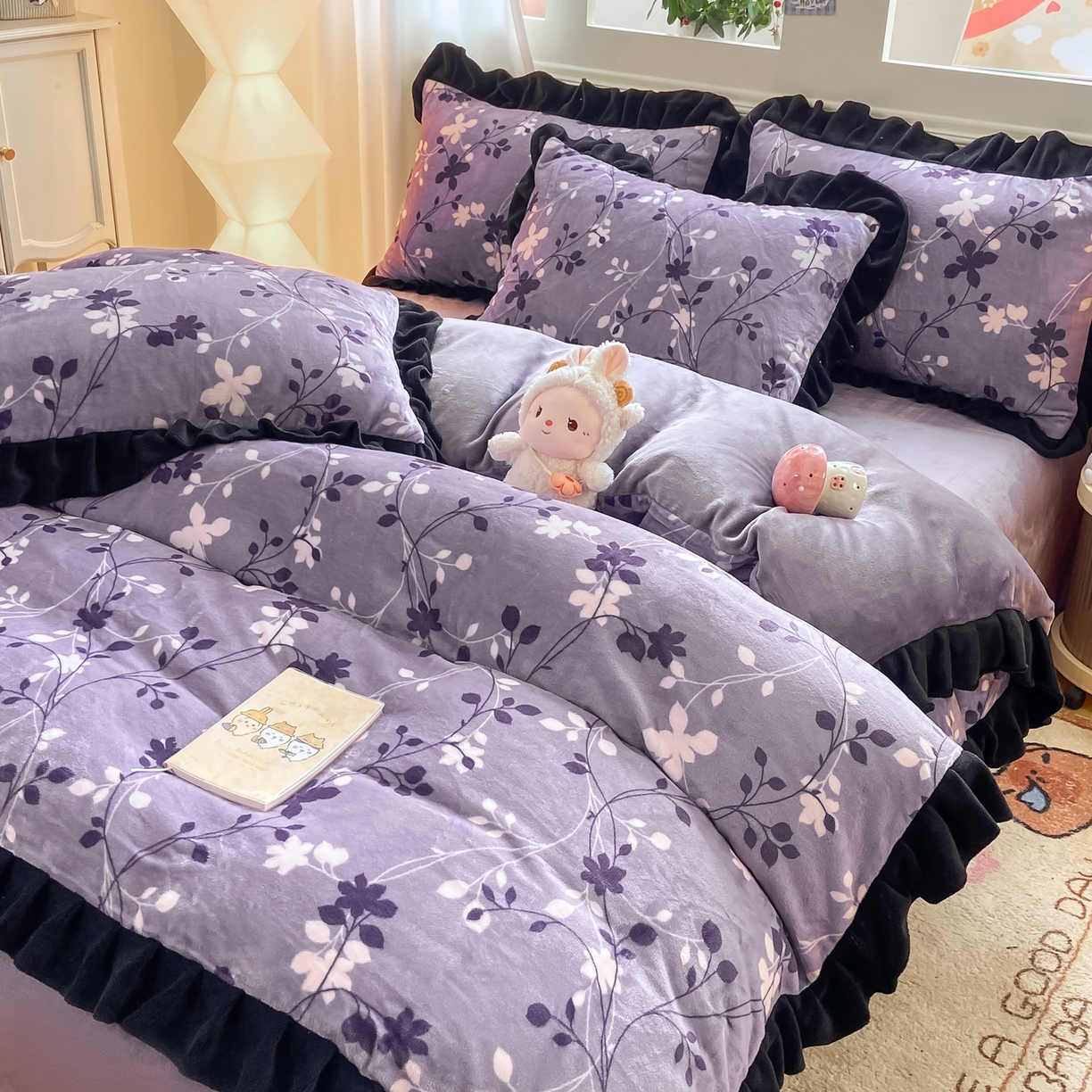 91家纺网 家纺一手货源 找家纺 富之航家纺 2025新款小香风赫本风ins风大牌韩版大花边轻奢牛奶绒四件套 紫萝