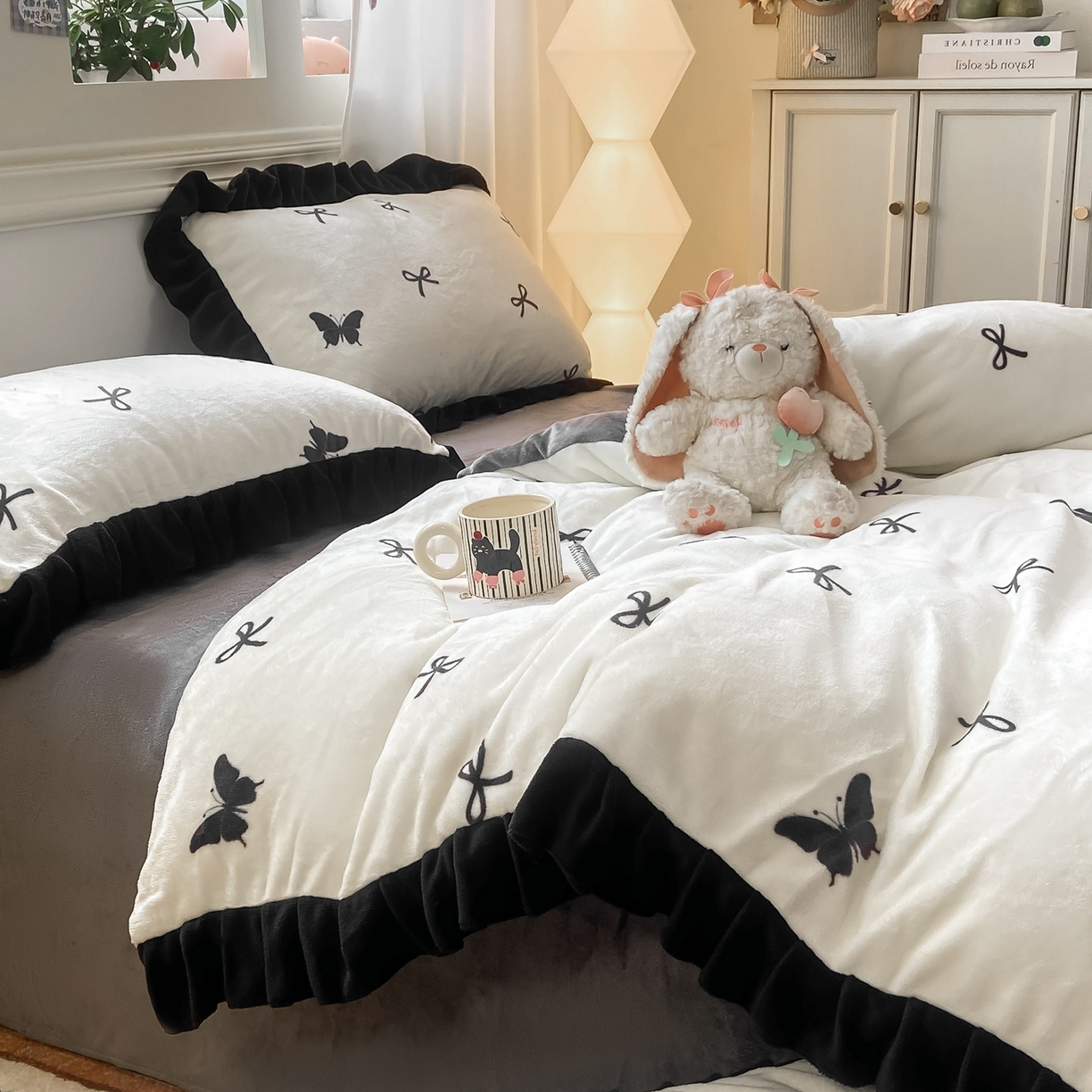 91家纺网 家纺一手货源 找家纺 富之航家纺 2025新款小香风赫本风ins风大牌韩版大花边轻奢牛奶绒四件套 蝶栖