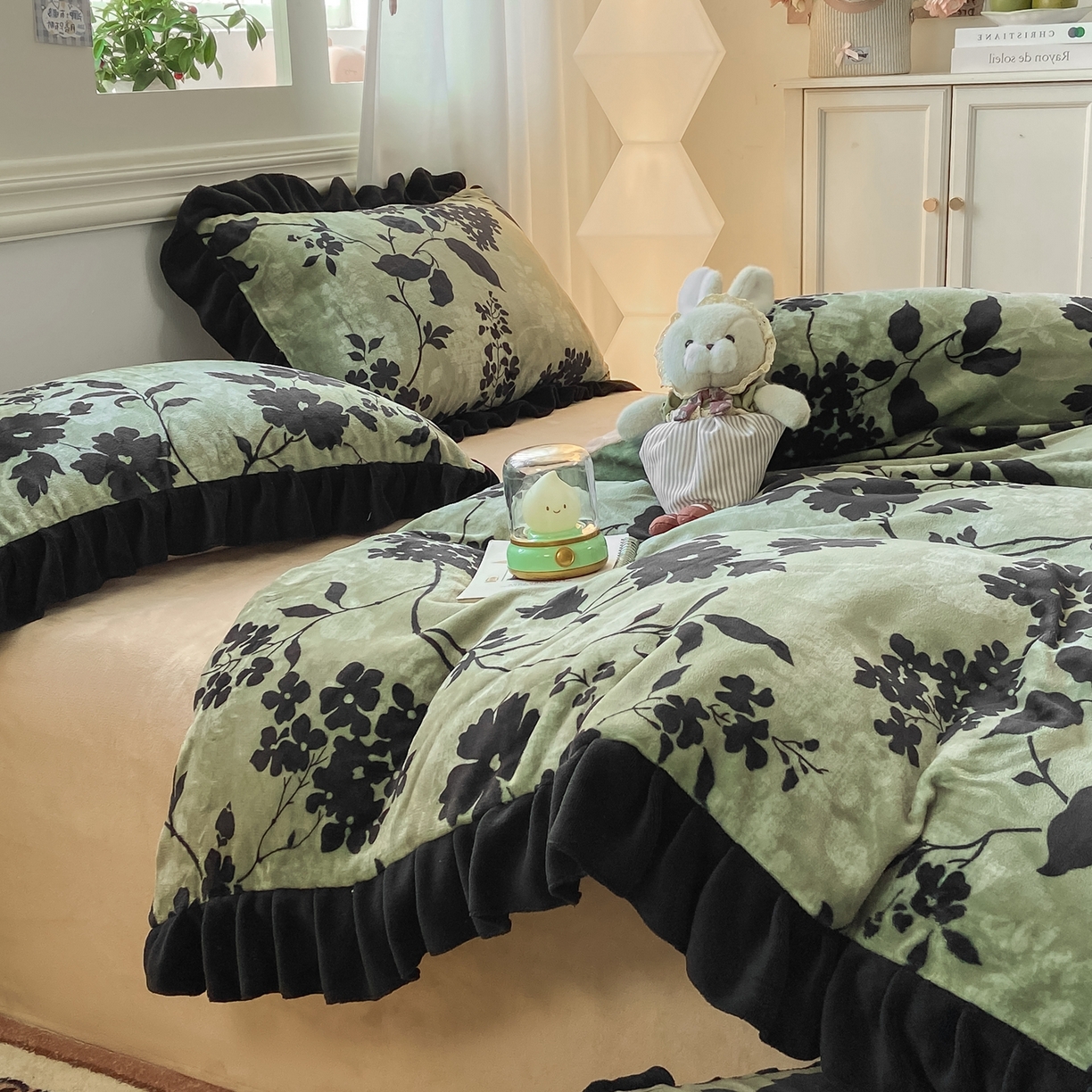 91家纺网 家纺一手货源 找家纺 富之航家纺 2025新款小香风赫本风ins风大牌韩版大花边轻奢牛奶绒四件套 游园-绿