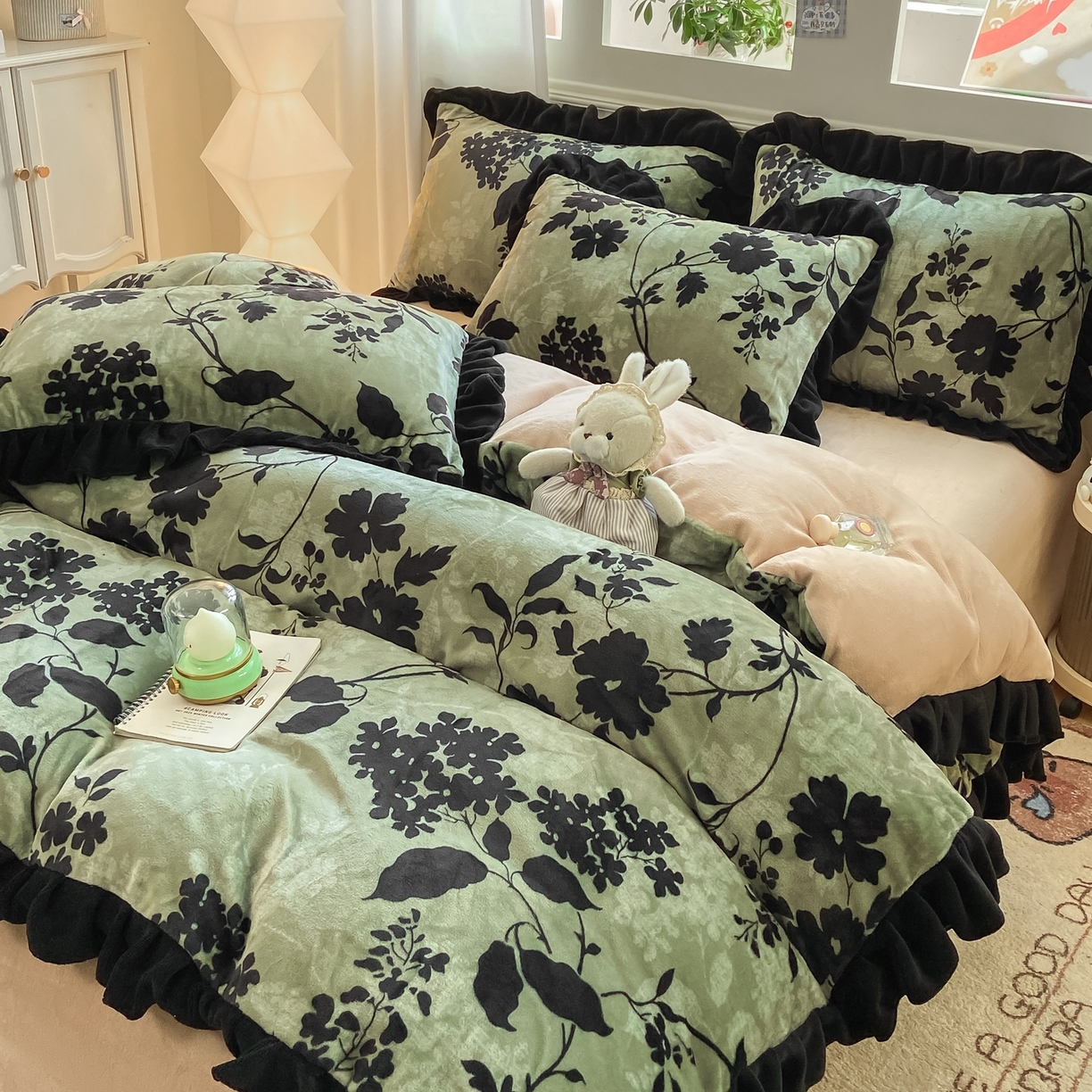 91家纺网 家纺一手货源 找家纺 富之航家纺 2025新款小香风赫本风ins风大牌韩版大花边轻奢牛奶绒四件套 游园-绿