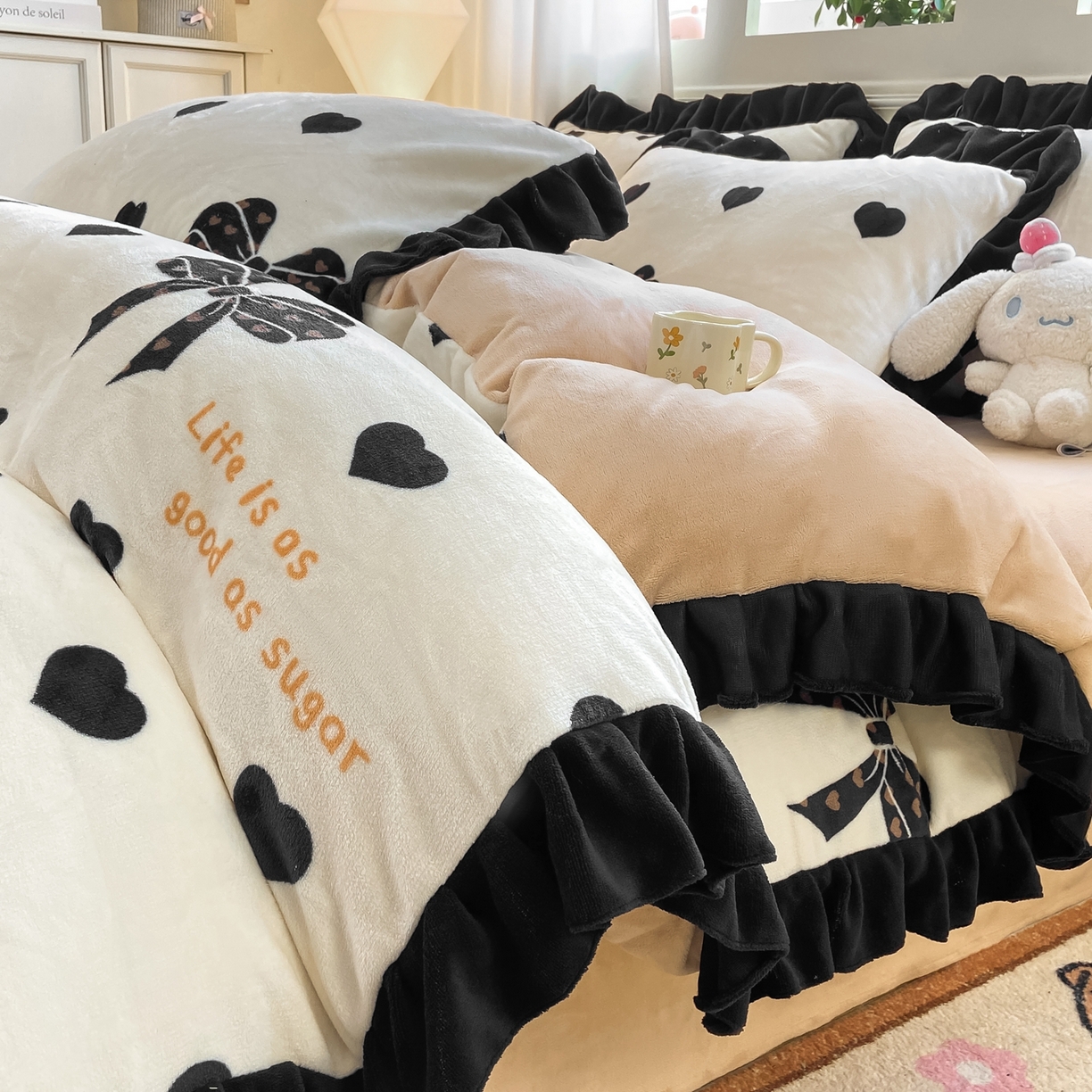 91家纺网 家纺一手货源 找家纺 富之航家纺 2025新款小香风赫本风ins风大牌韩版大花边轻奢牛奶绒四件套 黑糖