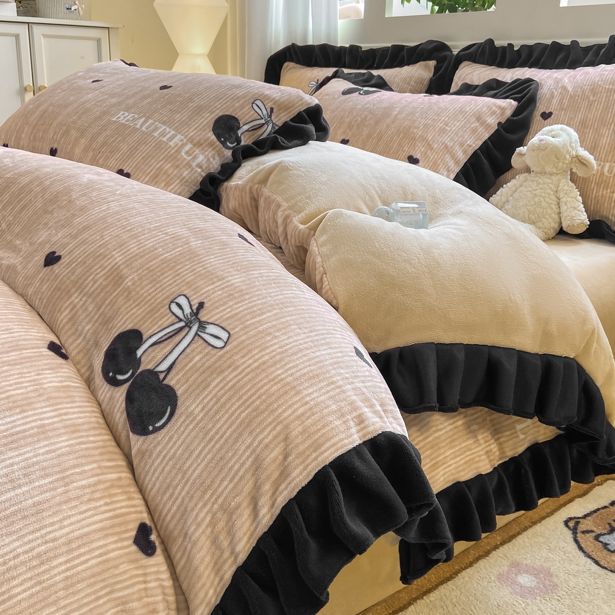 91家纺网 家纺一手货源 找家纺 富之航家纺 2025新款小香风赫本风ins风大牌韩版大花边轻奢牛奶绒四件套 楼桃