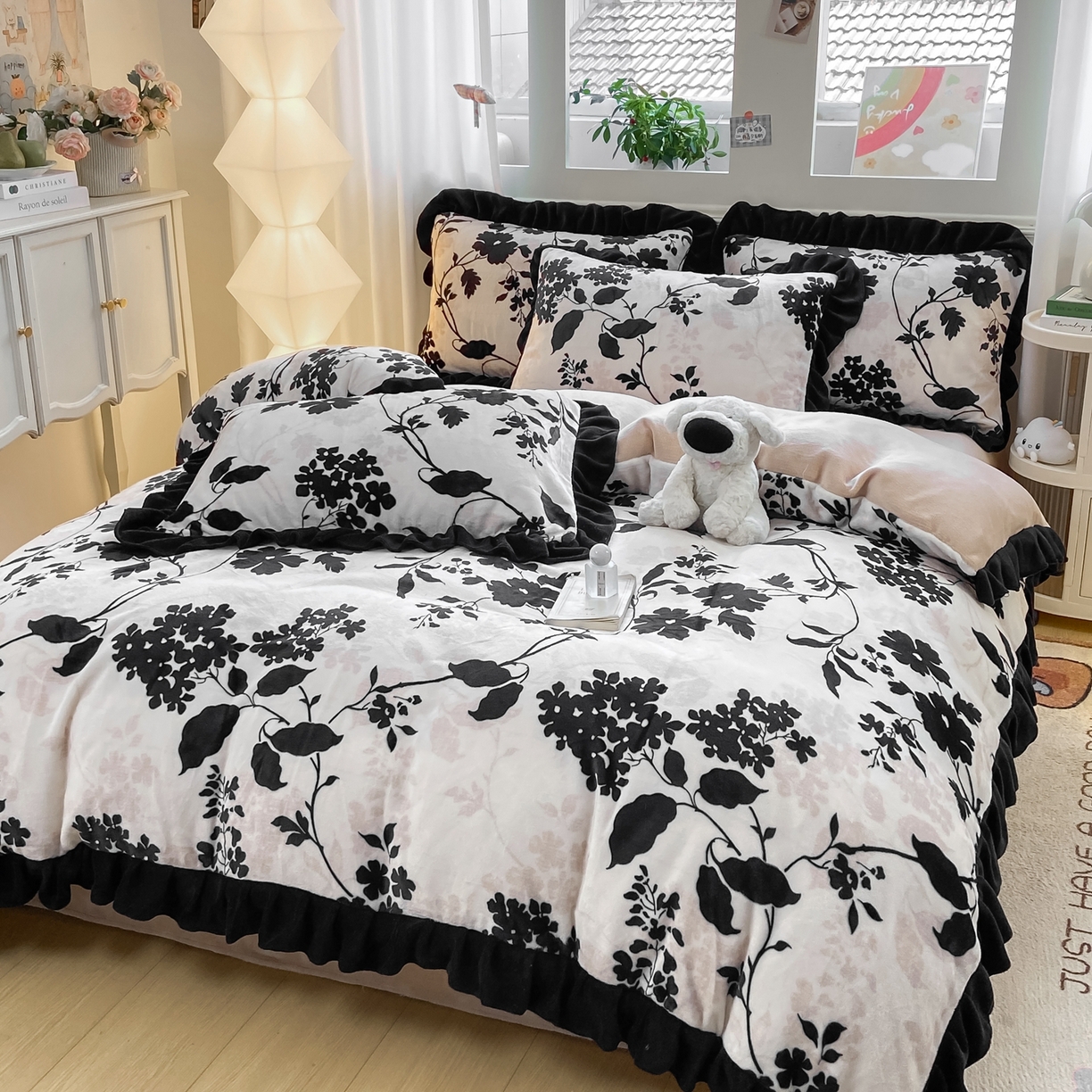 91家纺网 家纺一手货源 找家纺 富之航家纺 2025新款小香风赫本风ins风大牌韩版大花边轻奢牛奶绒四件套 游园-白