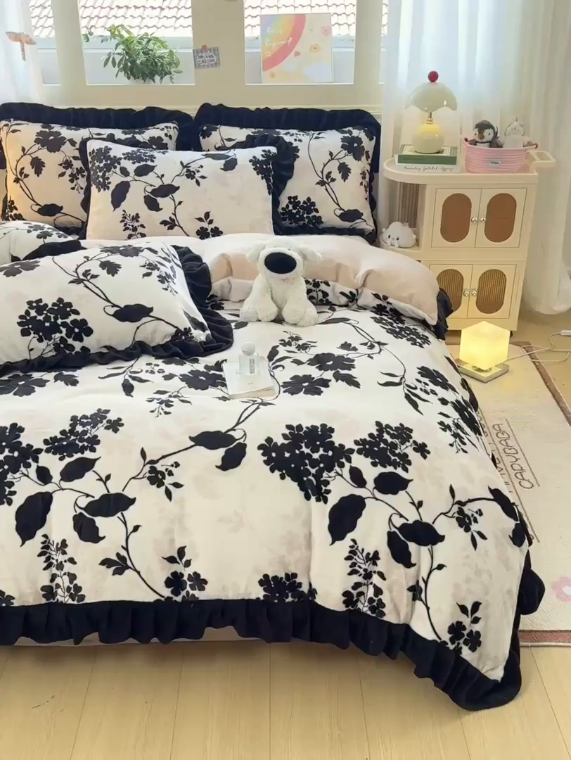 91家纺网 家纺一手货源 找家纺 富之航家纺 2025新款小香风赫本风ins风大牌韩版大花边轻奢牛奶绒四件套 游园-白