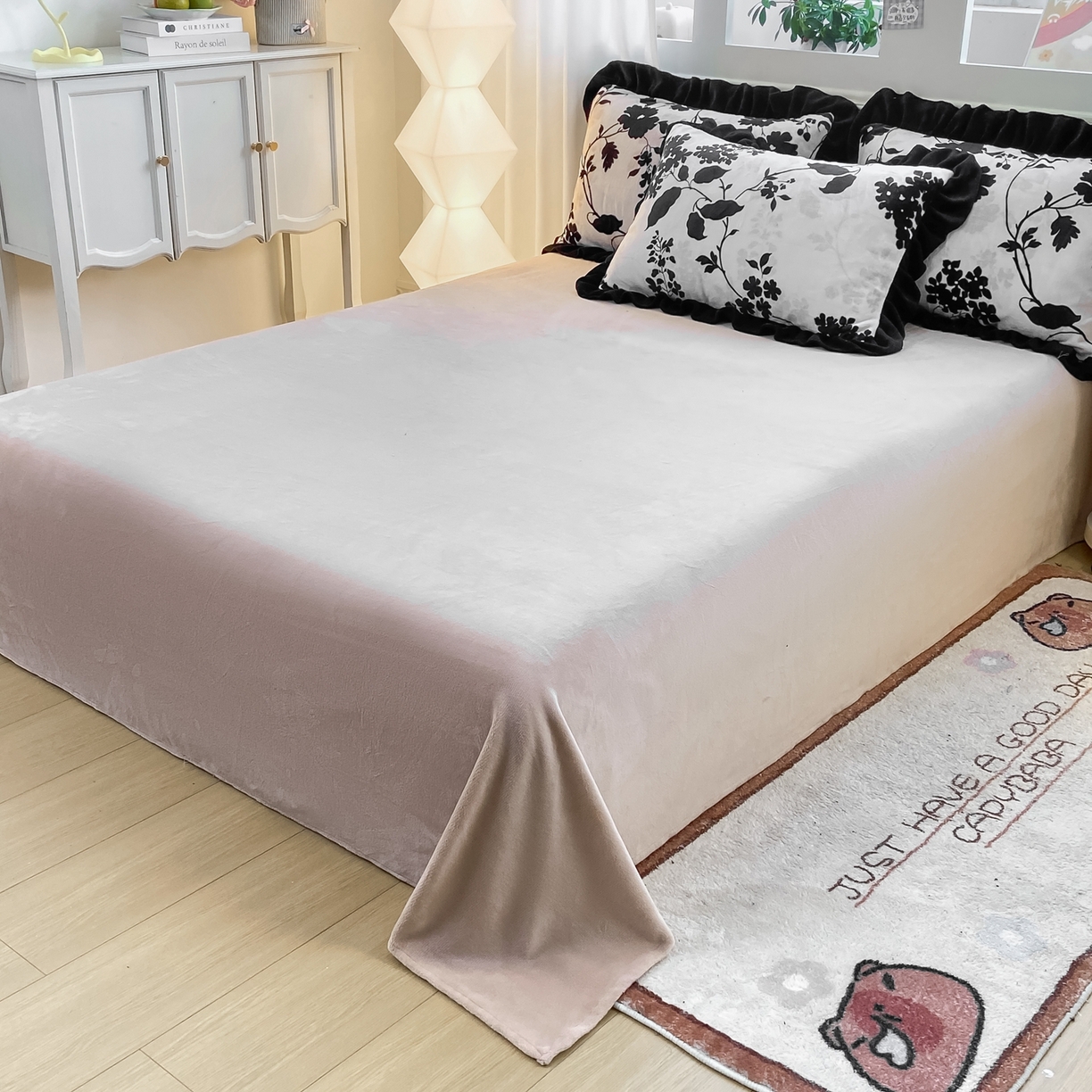 91家纺网 家纺一手货源 找家纺 富之航家纺 2025新款小香风赫本风ins风大牌韩版大花边轻奢牛奶绒四件套 游园-白