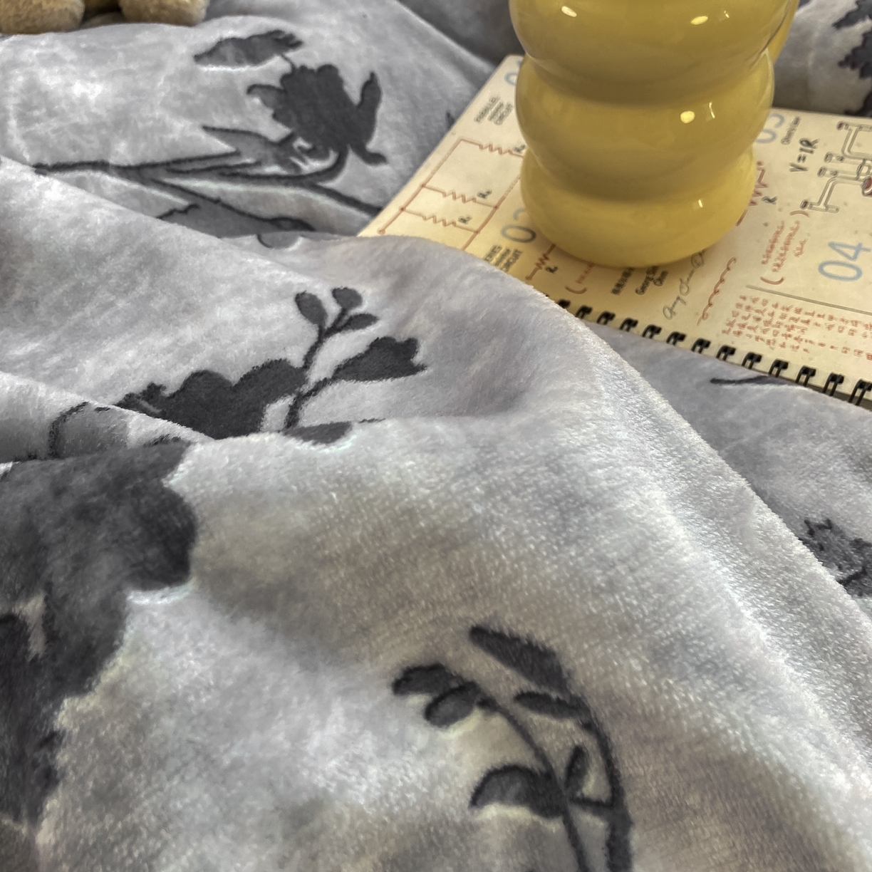 91家纺网 家纺一手货源 找家纺 富之航家纺 2025新款小香风赫本风ins风大牌韩版大花边轻奢牛奶绒四件套 眠语