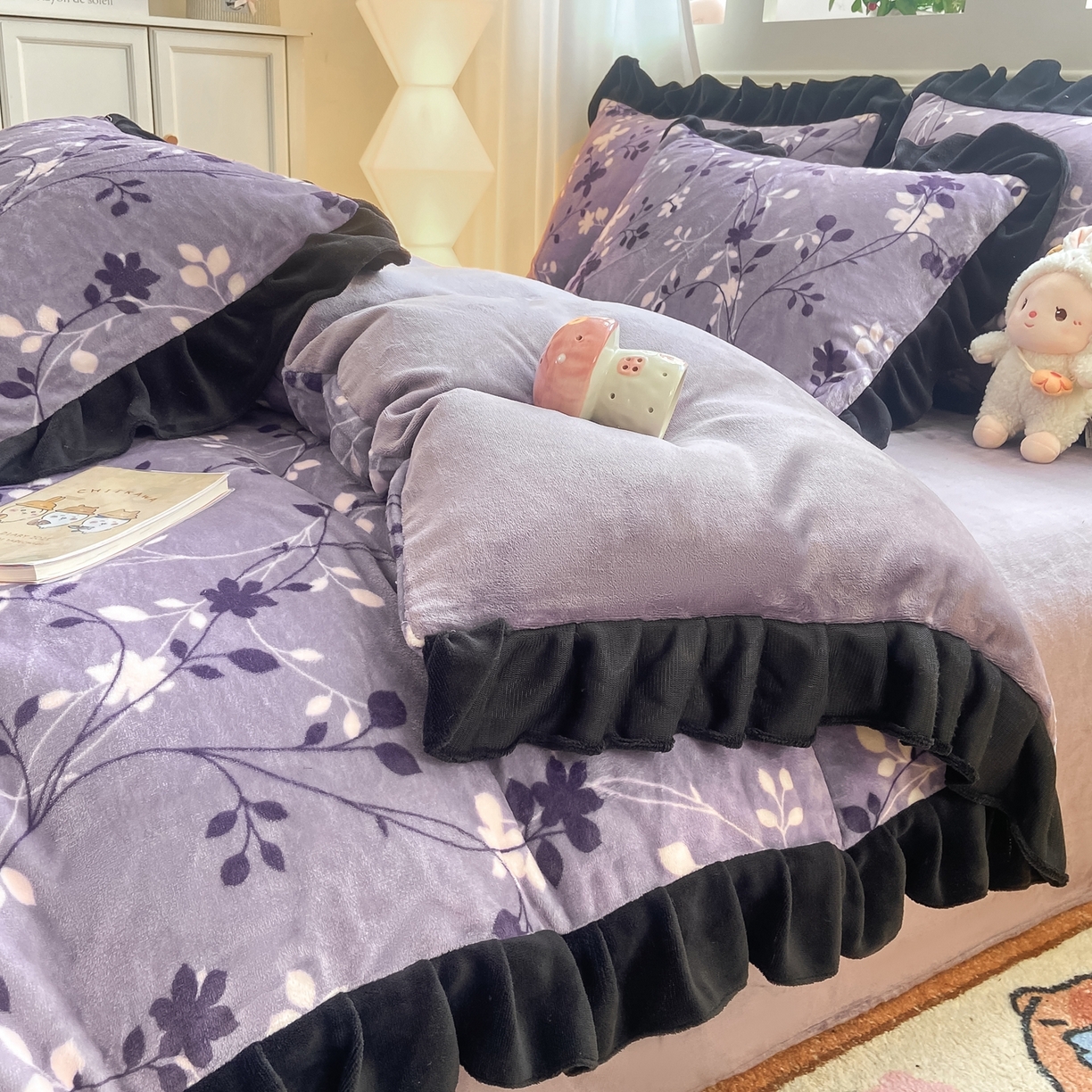 91家纺网 家纺一手货源 找家纺 富之航家纺 2025新款小香风赫本风ins风大牌韩版大花边轻奢牛奶绒四件套 紫萝