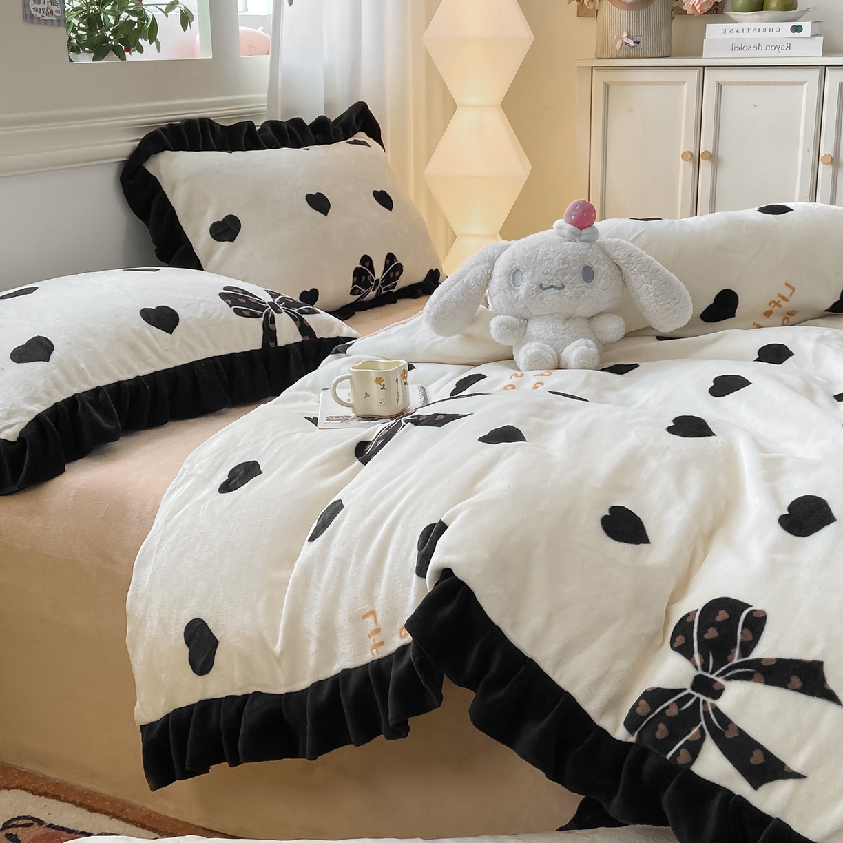 91家纺网 家纺一手货源 找家纺 富之航家纺 2025新款小香风赫本风ins风大牌韩版大花边轻奢牛奶绒四件套 黑糖