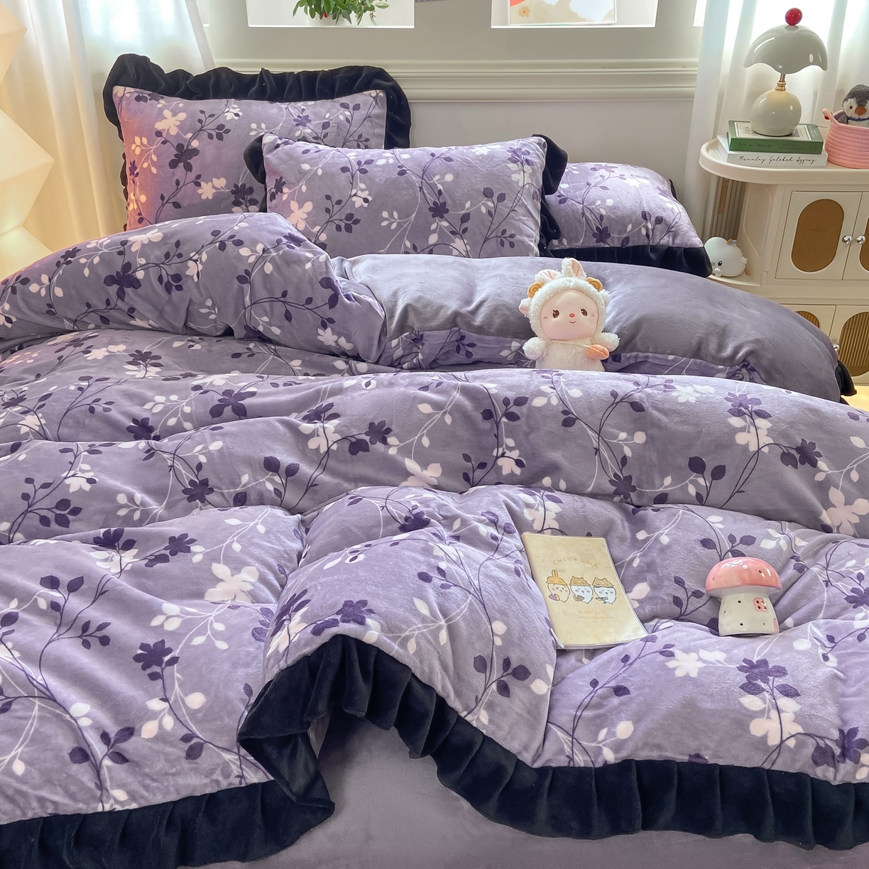 91家纺网 家纺一手货源 找家纺 富之航家纺 2025新款小香风赫本风ins风大牌韩版大花边轻奢牛奶绒四件套 紫萝