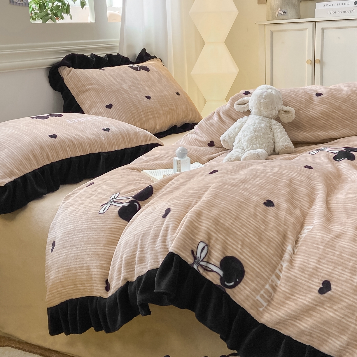 91家纺网 家纺一手货源 找家纺 富之航家纺 2025新款小香风赫本风ins风大牌韩版大花边轻奢牛奶绒四件套 楼桃