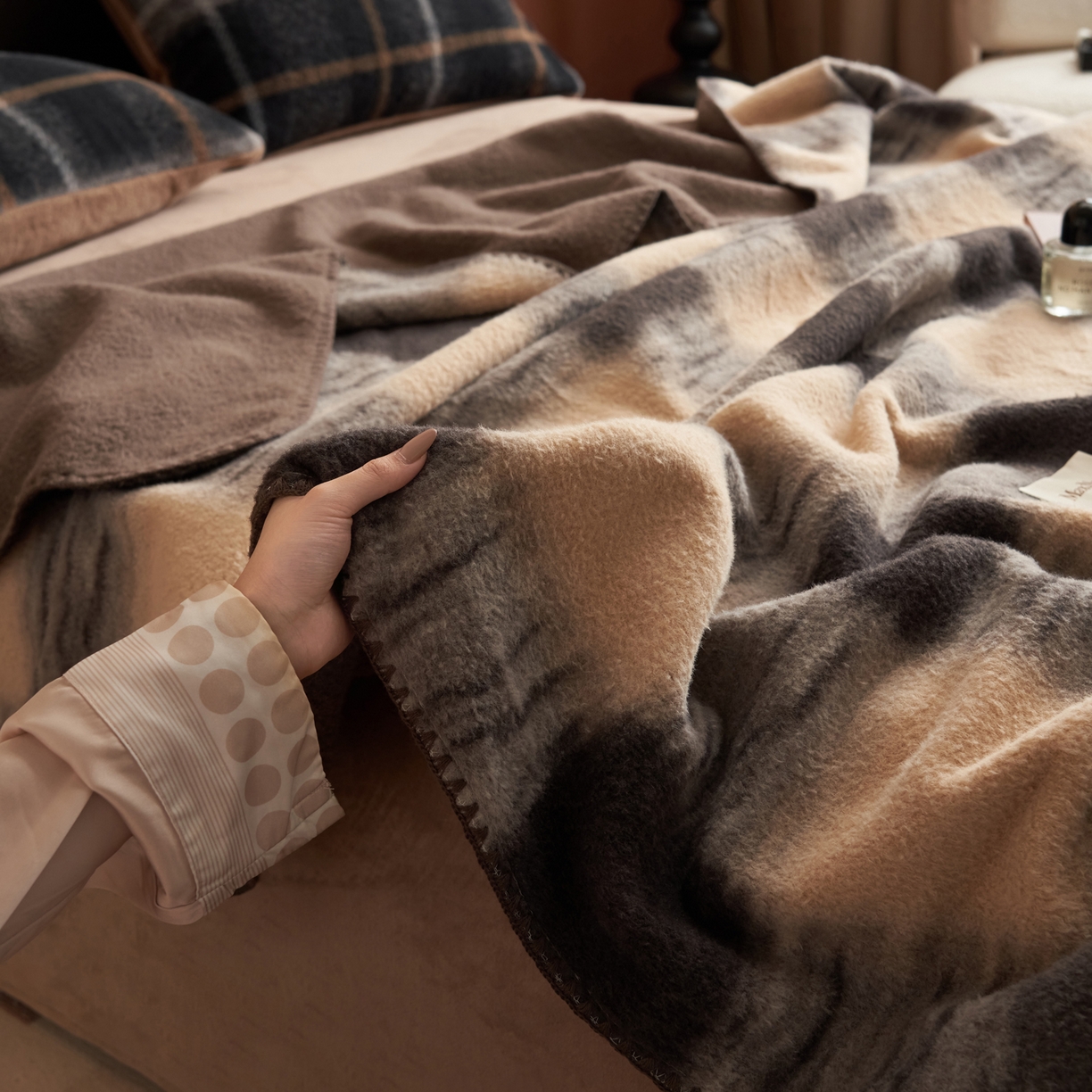 91家纺网 家纺一手货源 找家纺 晨曦家纺 2025新款仿生羊毛绒毛毯沙发盖毯办公室午睡毯四季毯 漫眠