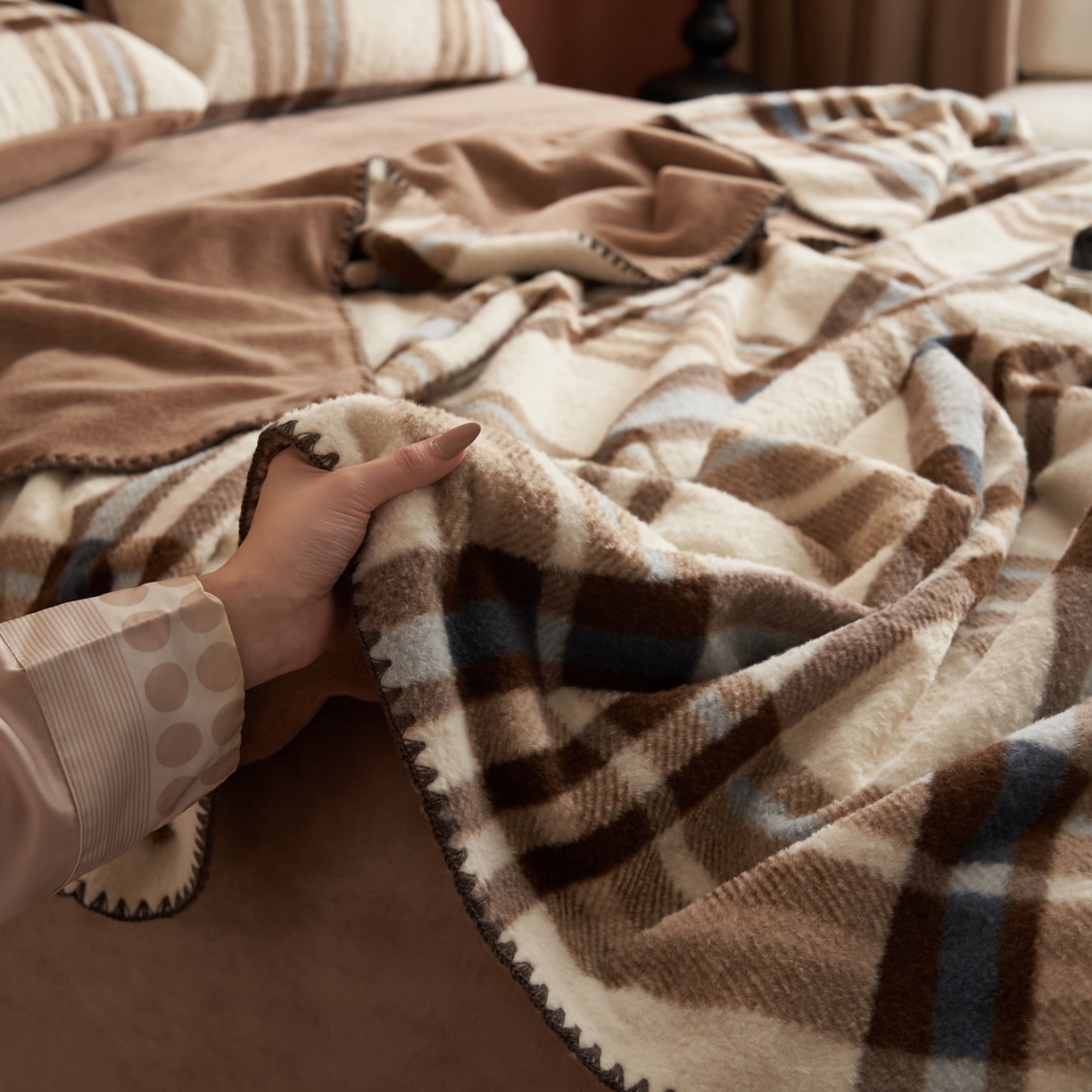 91家纺网 家纺一手货源 找家纺 晨曦家纺 2025新款仿生羊毛绒毛毯沙发盖毯办公室午睡毯四季毯 摩卡格影