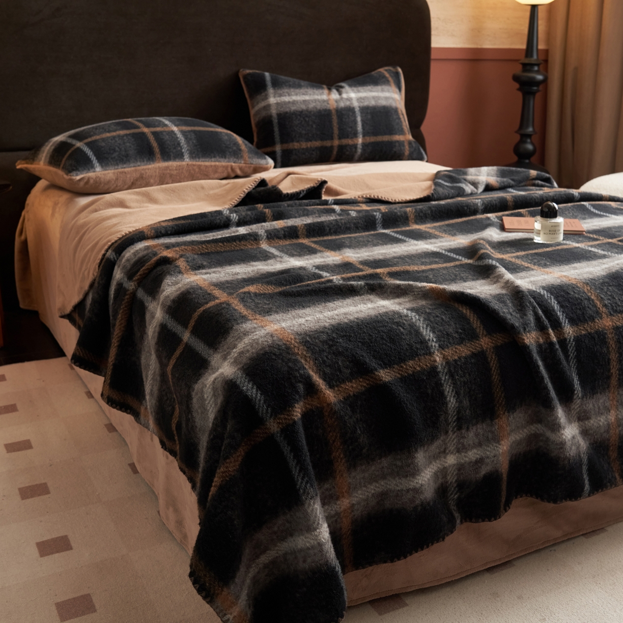 91家纺网 家纺一手货源 找家纺 晨曦家纺 2025新款仿生羊毛绒毛毯沙发盖毯办公室午睡毯四季毯 暗格棕调