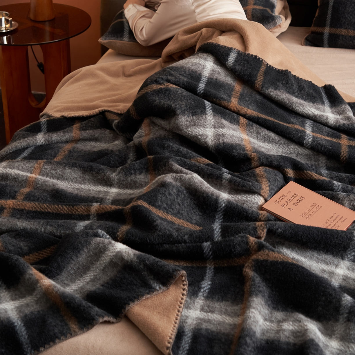 91家纺网 家纺一手货源 找家纺 晨曦家纺 2025新款仿生羊毛绒毛毯沙发盖毯办公室午睡毯四季毯 暗格棕调