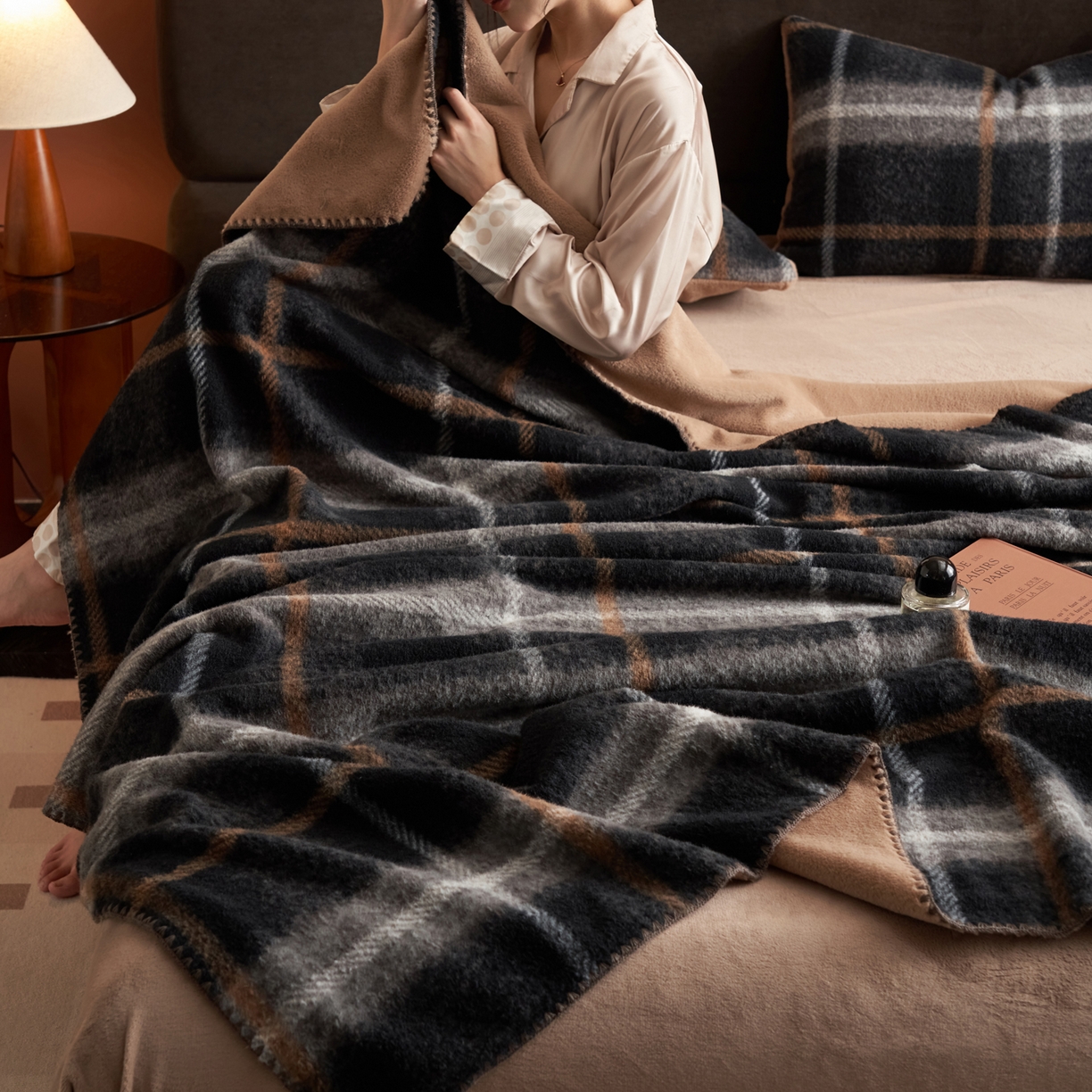 91家纺网 家纺一手货源 找家纺 晨曦家纺 2025新款仿生羊毛绒毛毯沙发盖毯办公室午睡毯四季毯 暗格棕调
