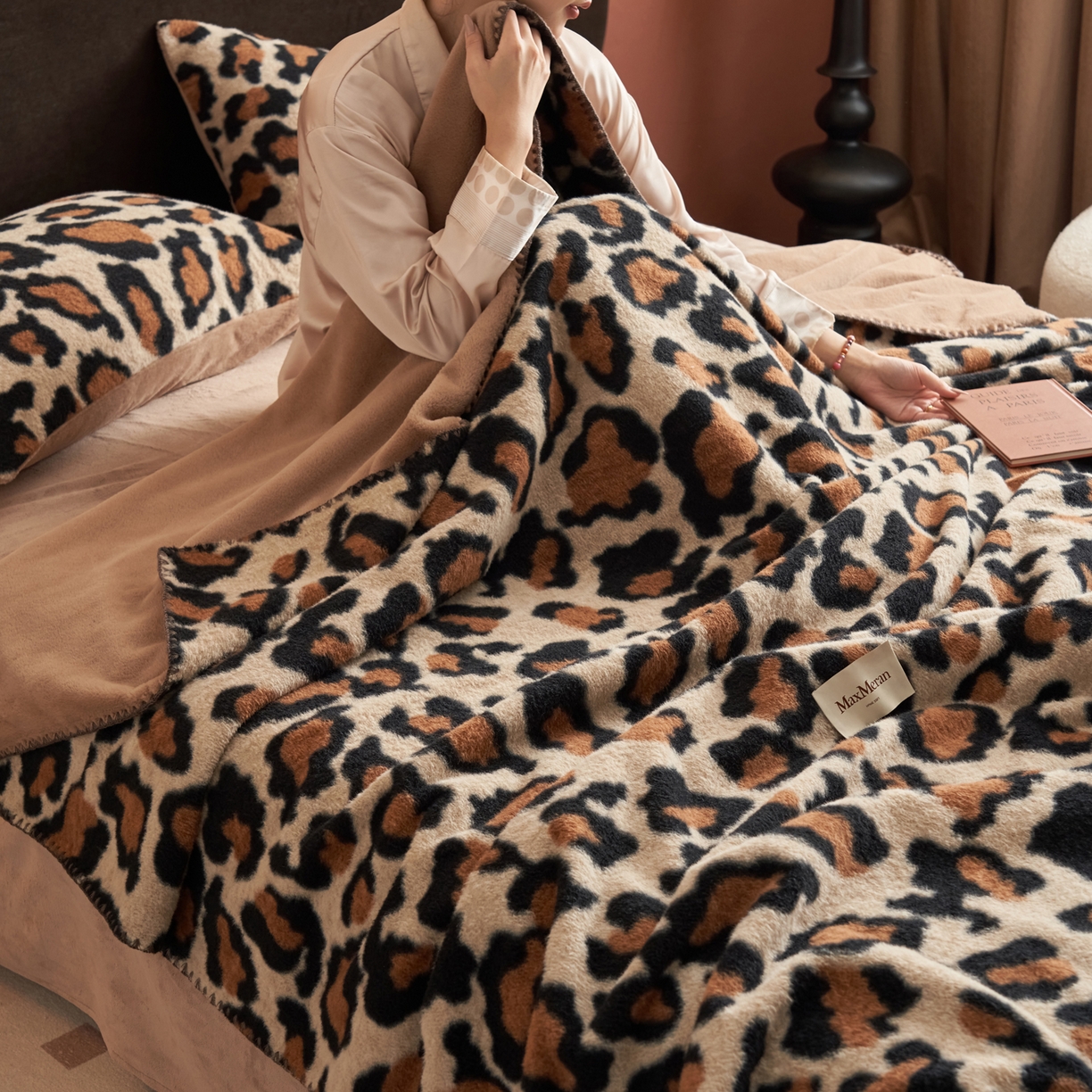 91家纺网 家纺一手货源 找家纺 晨曦家纺 2025新款仿生羊毛绒毛毯沙发盖毯办公室午睡毯四季毯 豹影织眠