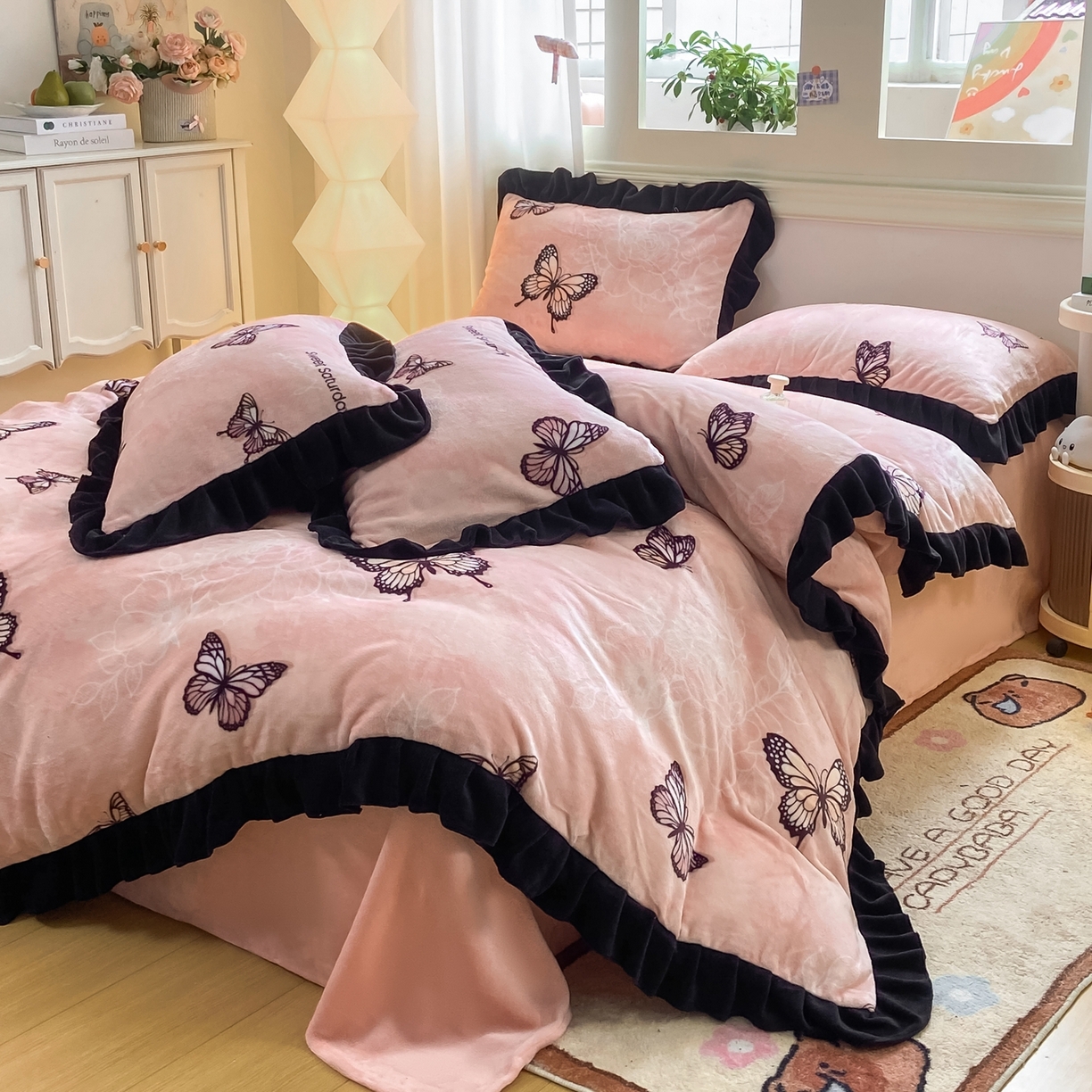 91家纺网 家纺一手货源 找家纺 （总）富之航家纺 2025新款小香风赫本风ins风大牌韩版大花边轻奢牛奶绒四件套