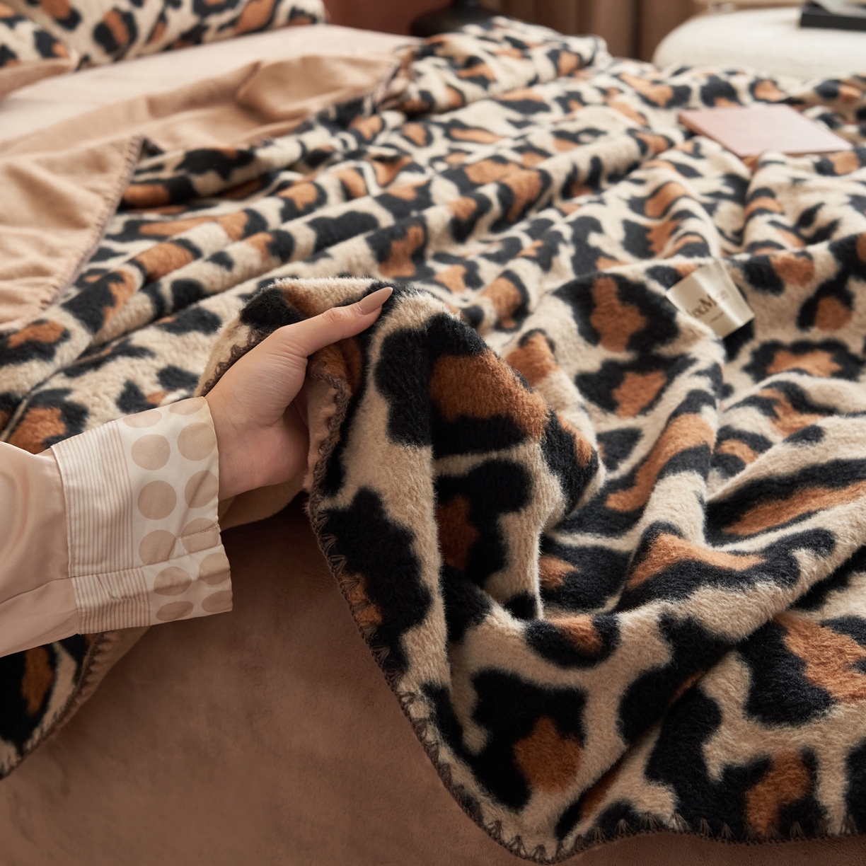 91家纺网 家纺一手货源 找家纺 晨曦家纺 2025新款仿生羊毛绒毛毯沙发盖毯办公室午睡毯四季毯 豹影织眠