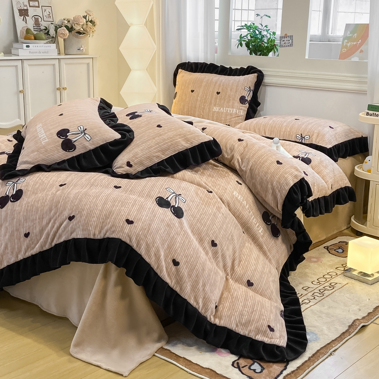 91家纺网 家纺一手货源 找家纺 （总）富之航家纺 2025新款小香风赫本风ins风大牌韩版大花边轻奢牛奶绒四件套