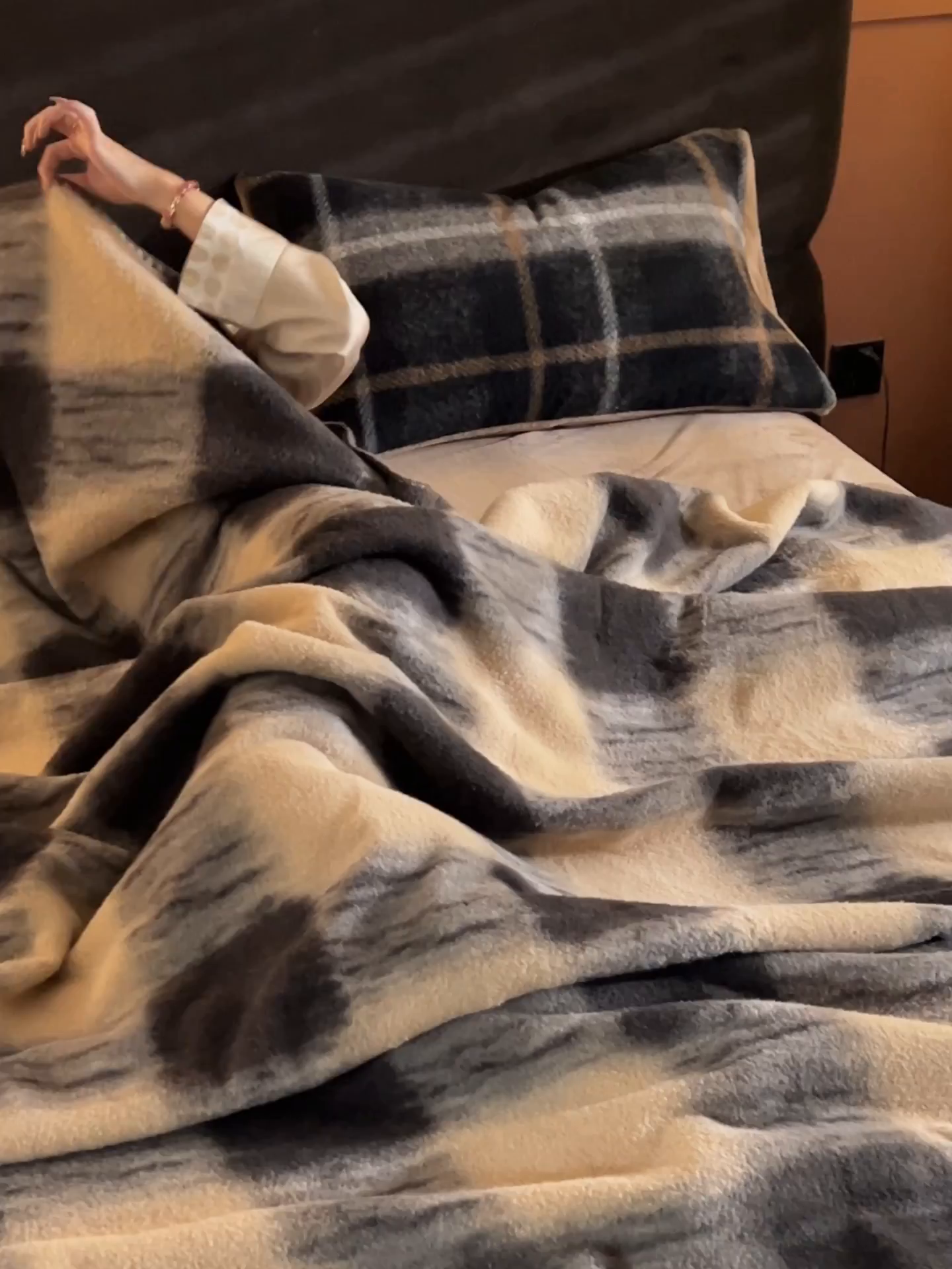 91家纺网 家纺一手货源 找家纺 晨曦家纺 2025新款仿生羊毛绒毛毯沙发盖毯办公室午睡毯四季毯 漫眠