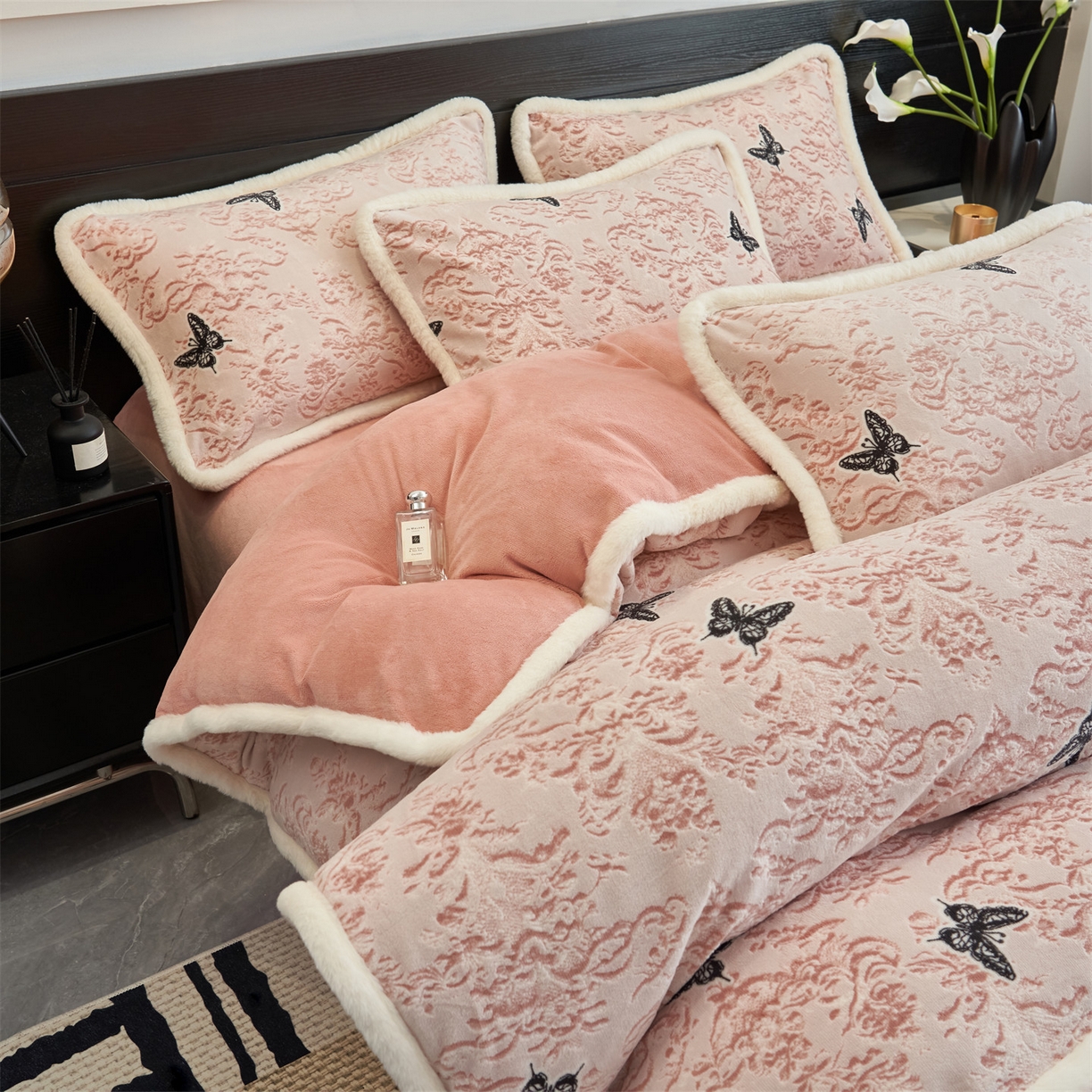 91家纺网 家纺一手货源 找家纺 金鹰 2025新款烂花兔毛包边四件套牛奶绒四件套提花套件 蝴蝶梦