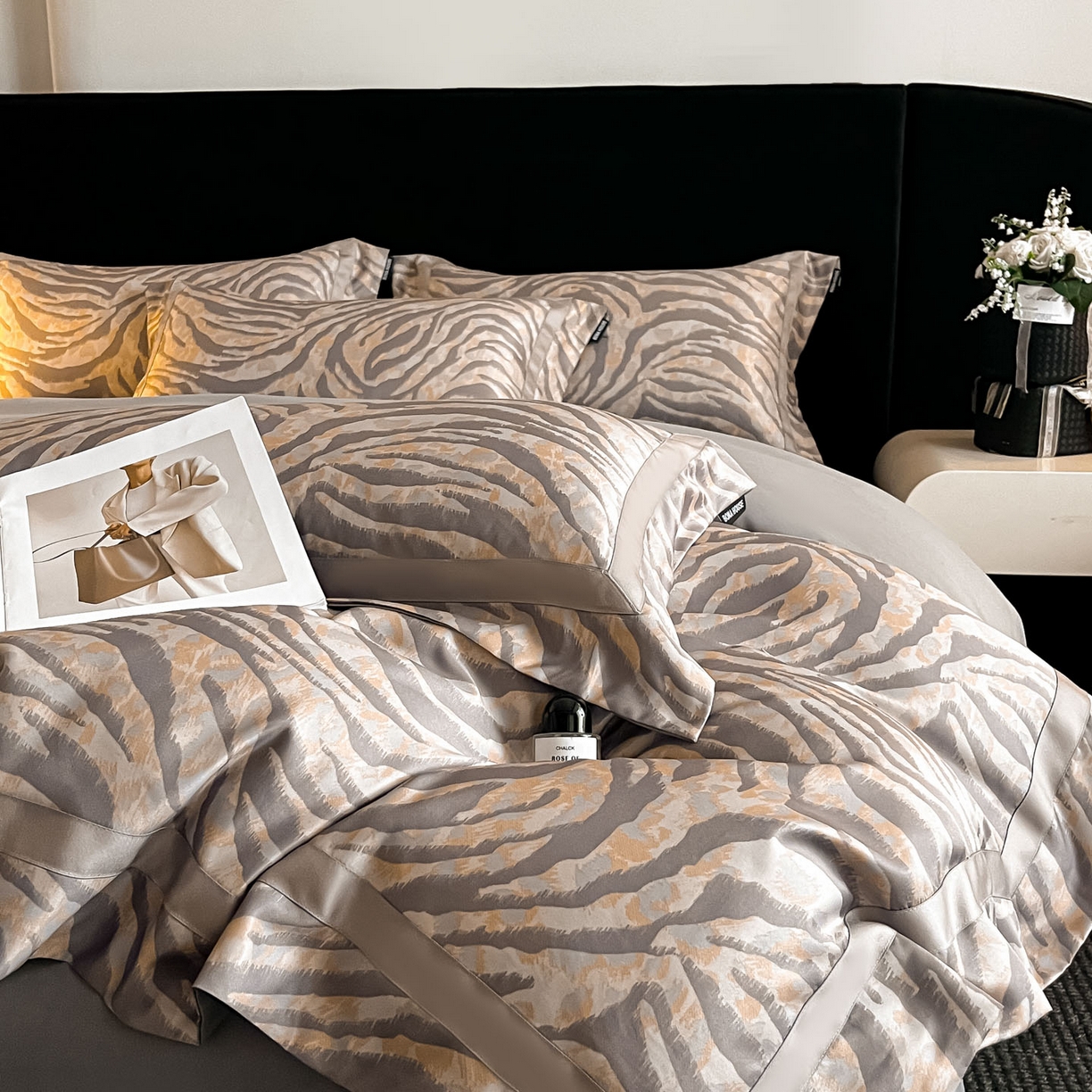 91家纺网 家纺一手货源 找家纺 博纳家纺 2025新款亲肤棉数码印花拼角四件套 暮色回响-灰