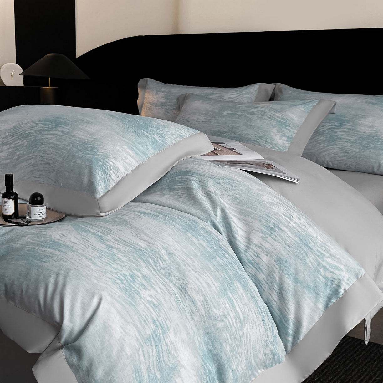 91家纺网 家纺一手货源 找家纺 博纳家纺 2025新款亲肤棉数码印花拼角四件套 逝水流年-浅灰